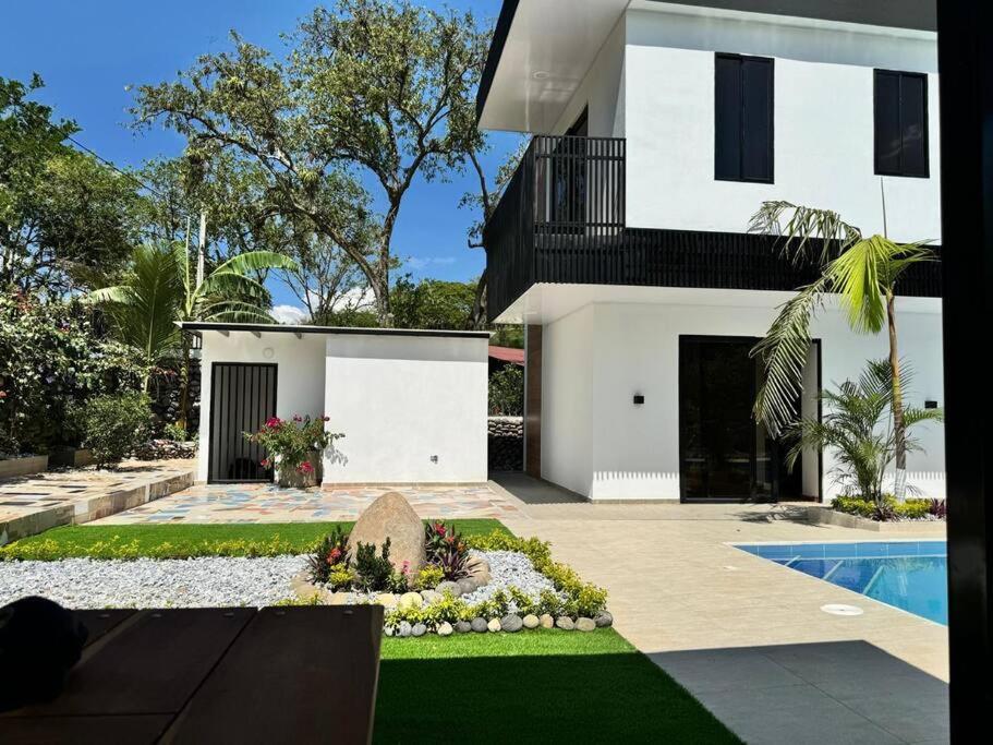 Seven-Bedroom House photo 3