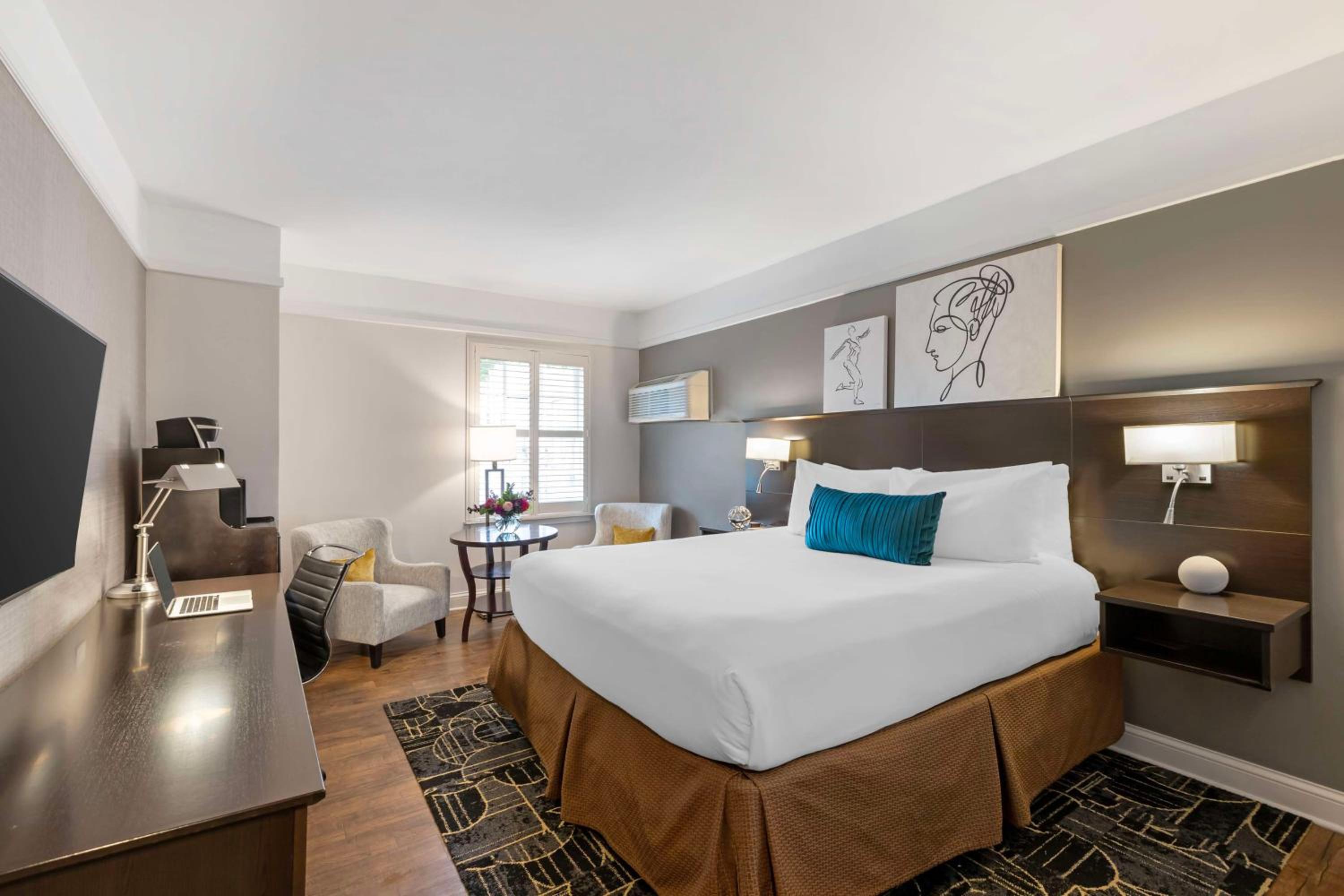 Standard King Room at Best Western Plus Hawthorne Terrace Hotel in Chicago