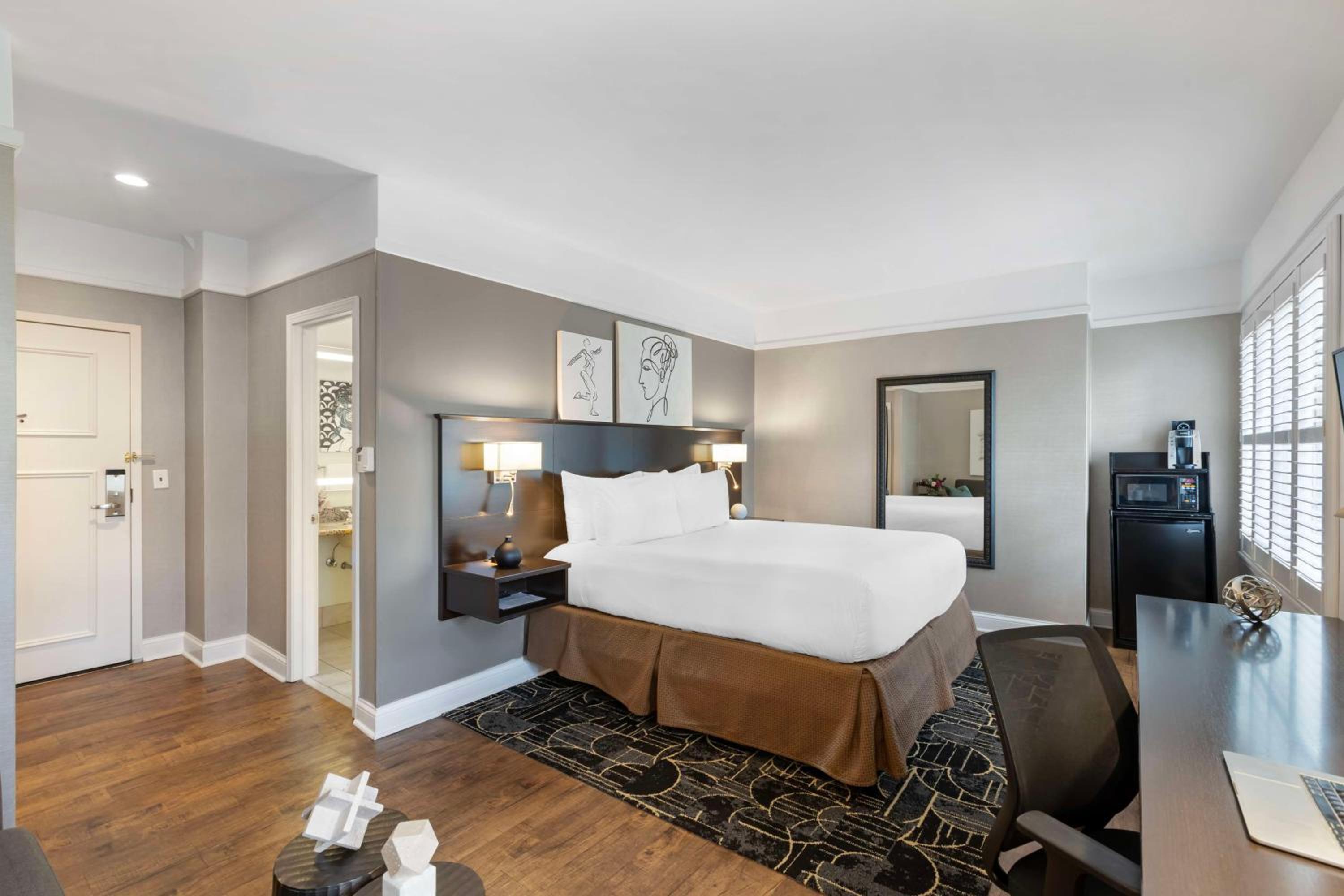 King Room with Jacuzzi at Best Western Plus Hawthorne Terrace Hotel in Chicago