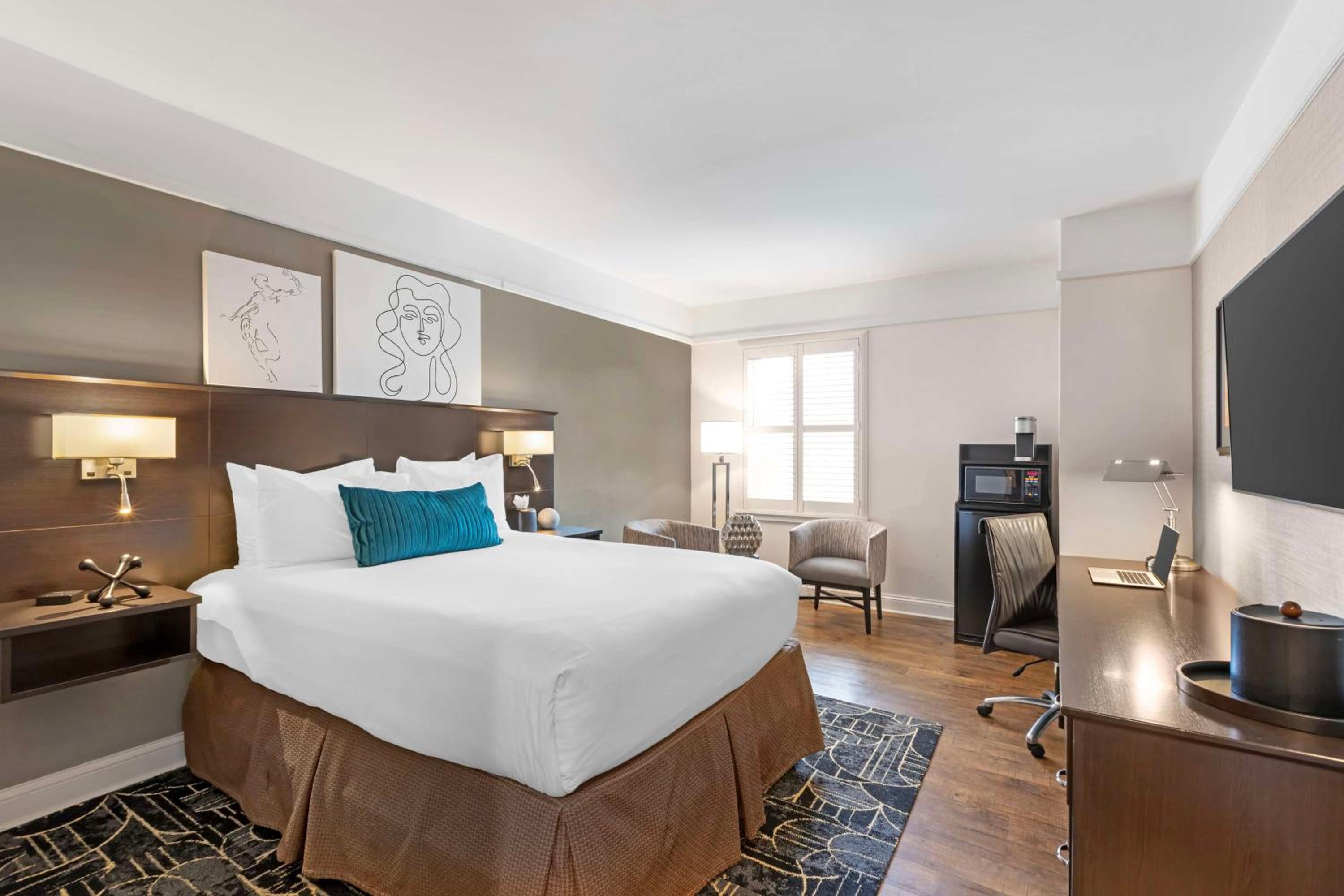 Queen Room at Best Western Plus Hawthorne Terrace Hotel in Chicago