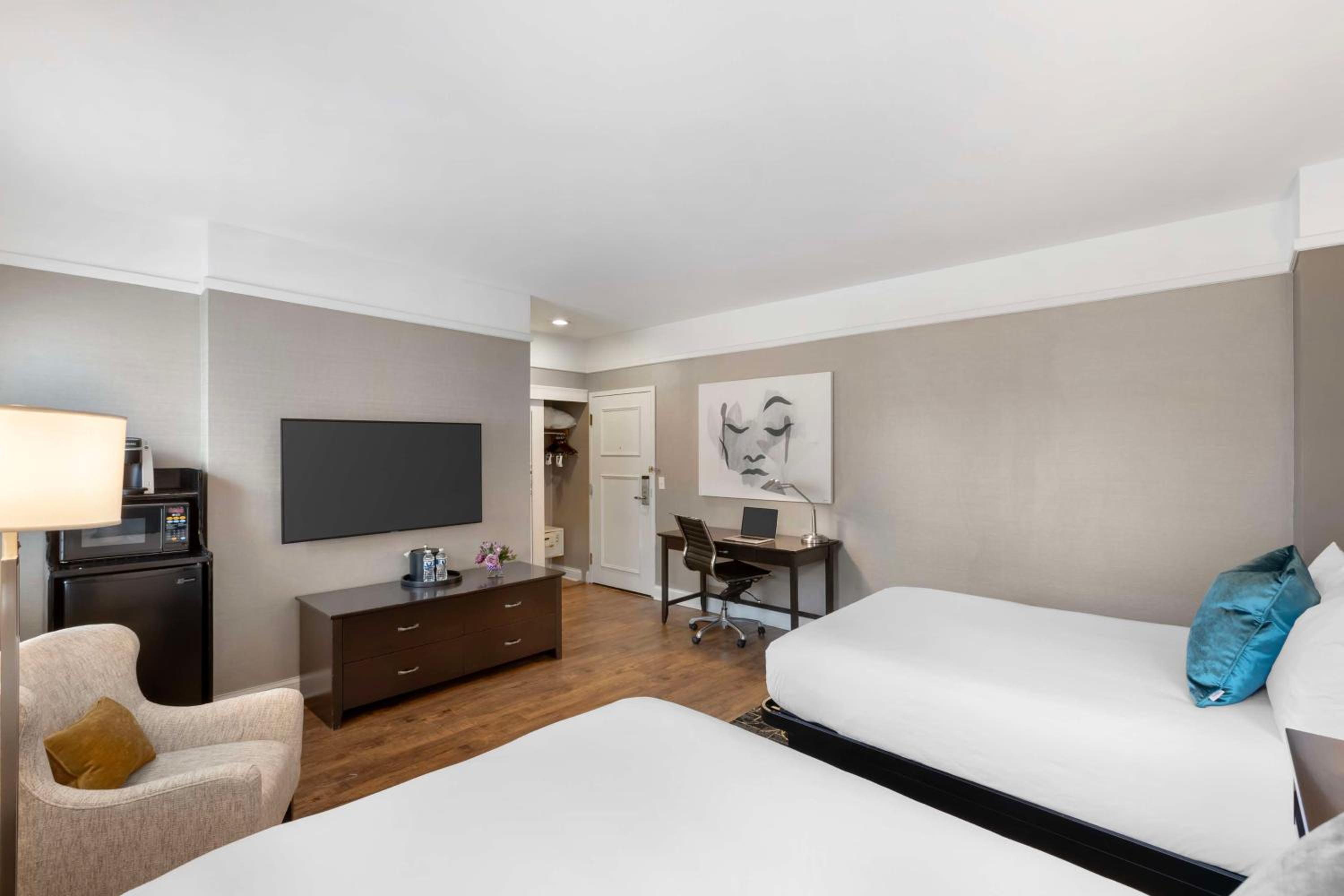 Double Room with Two Double Beds - Photo 3