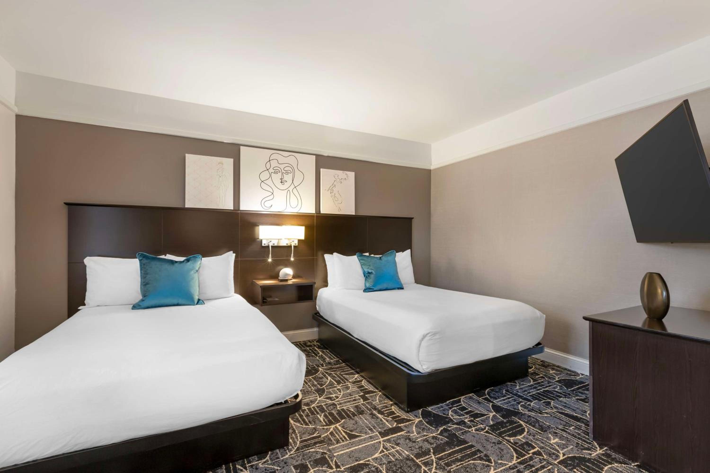 Junior Suite with Two Double Beds and Sofa Bed - Non-Smoking - Photo 2