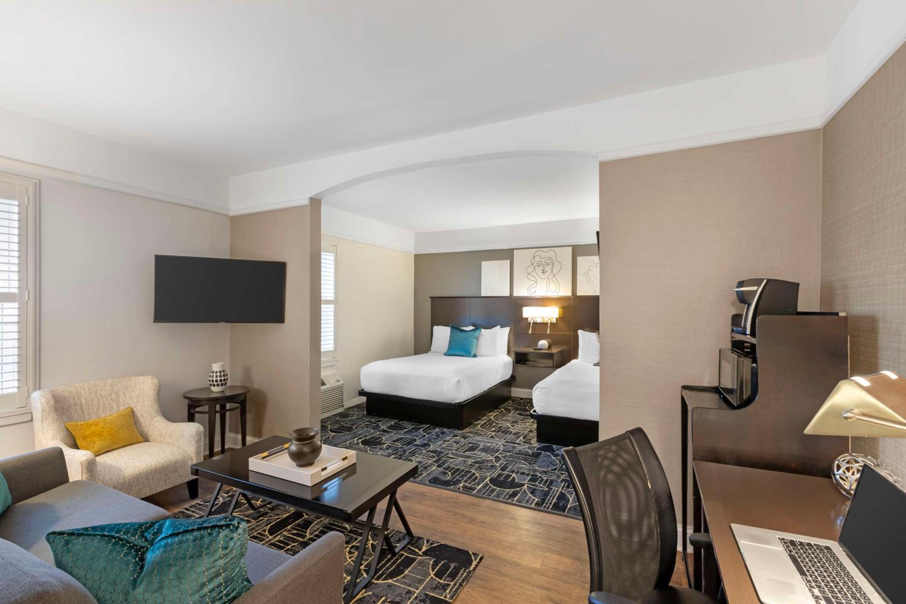Junior Suite with Two Double Beds and Sofa Bed - Non-Smoking at Best Western Plus Hawthorne Terrace Hotel in Chicago