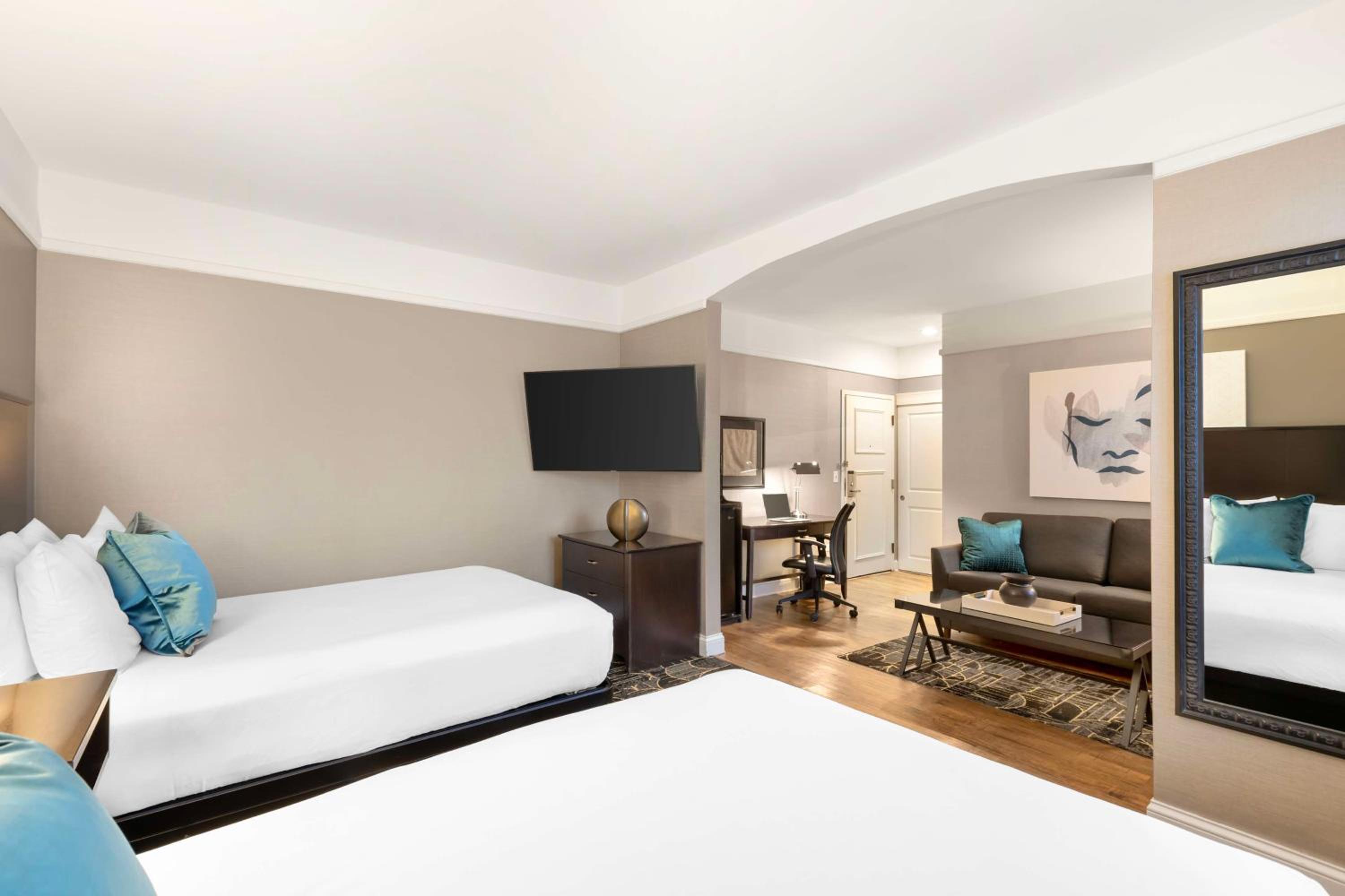 Junior Suite with Two Double Beds and Sofa Bed - Non-Smoking - Photo 3
