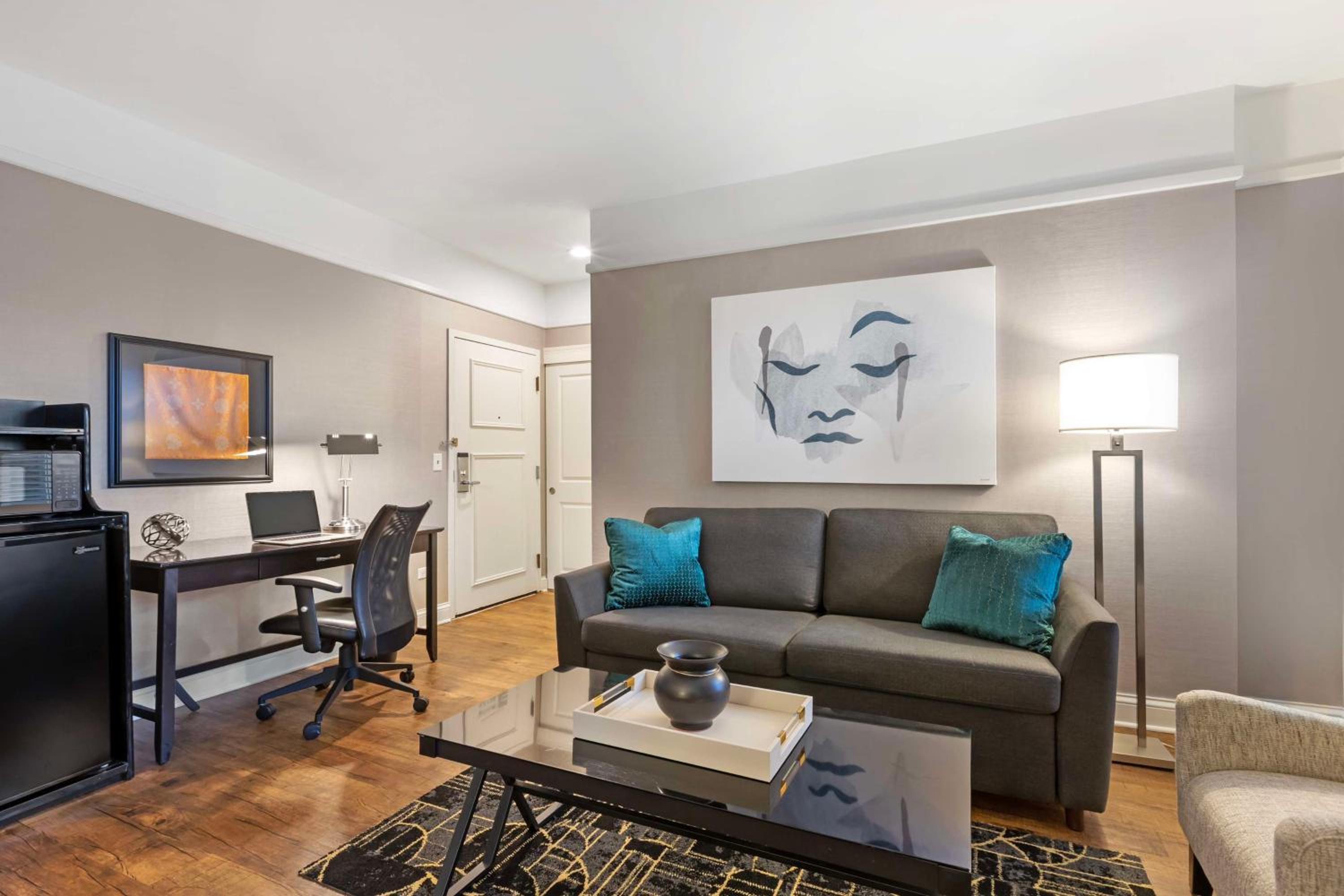 Junior Suite with Two Double Beds and Sofa Bed - Non-Smoking - Photo 4