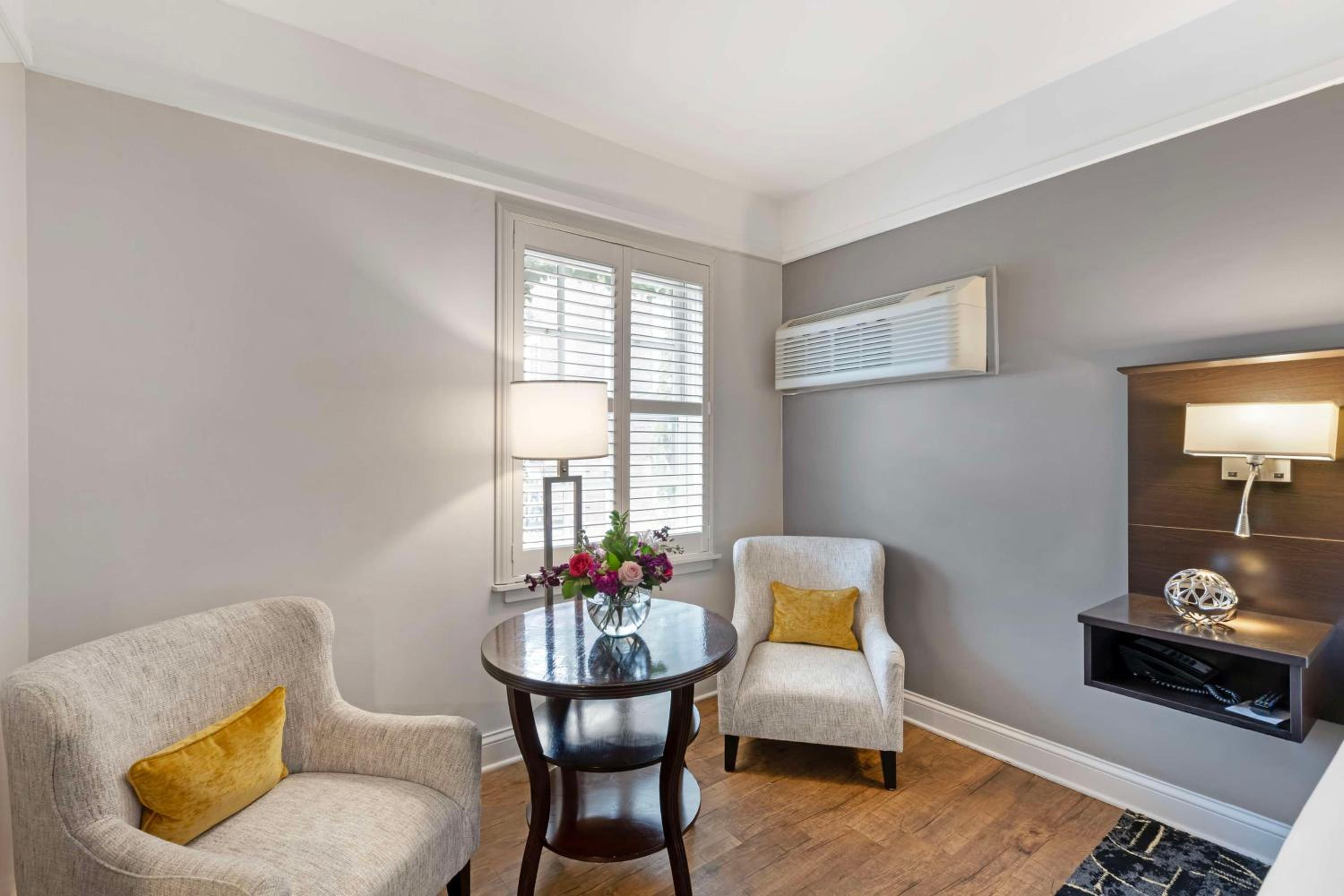Standard King Room - Photo 3