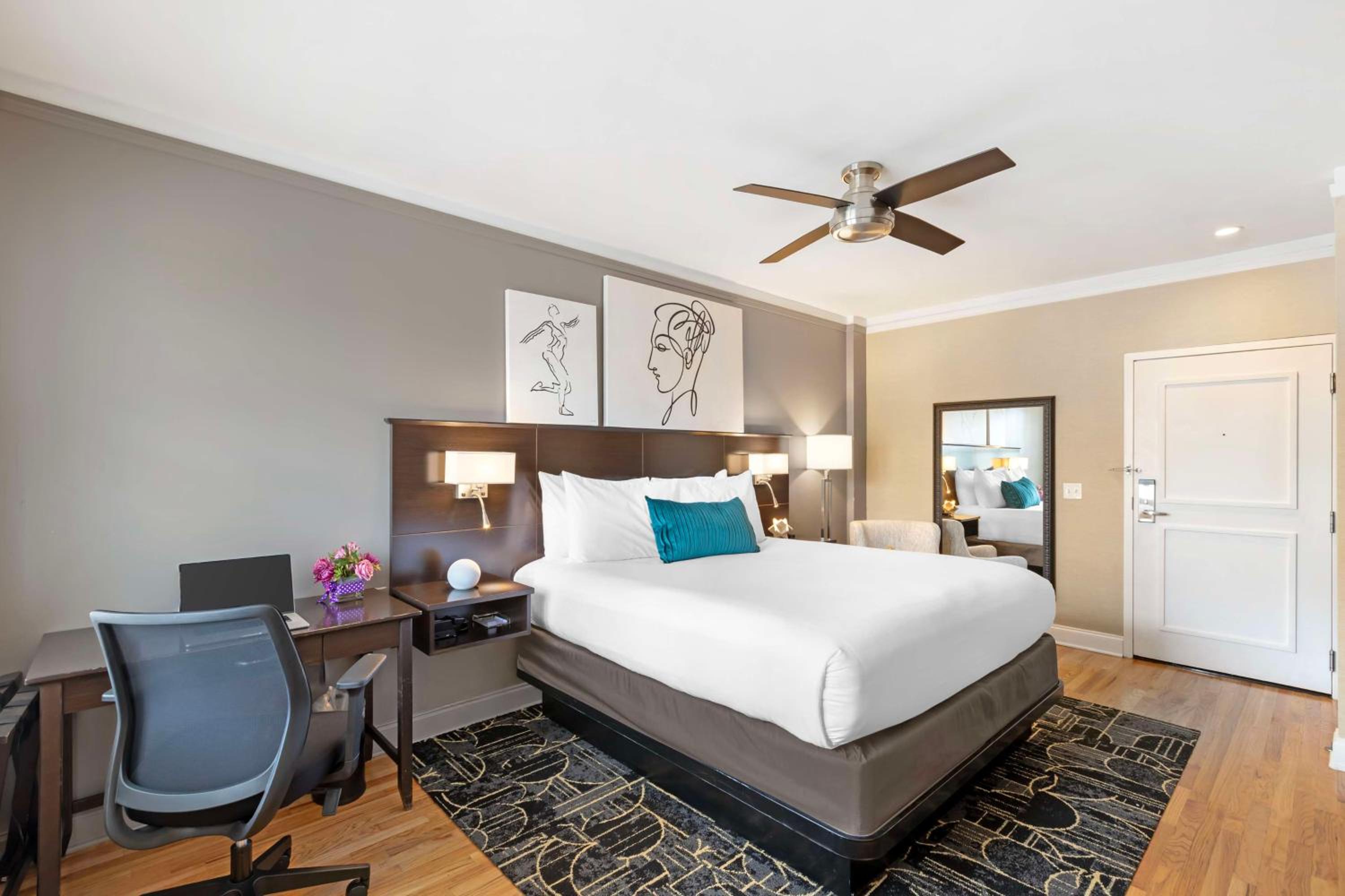 King Room with Street View - Non-Smoking - Photo 4