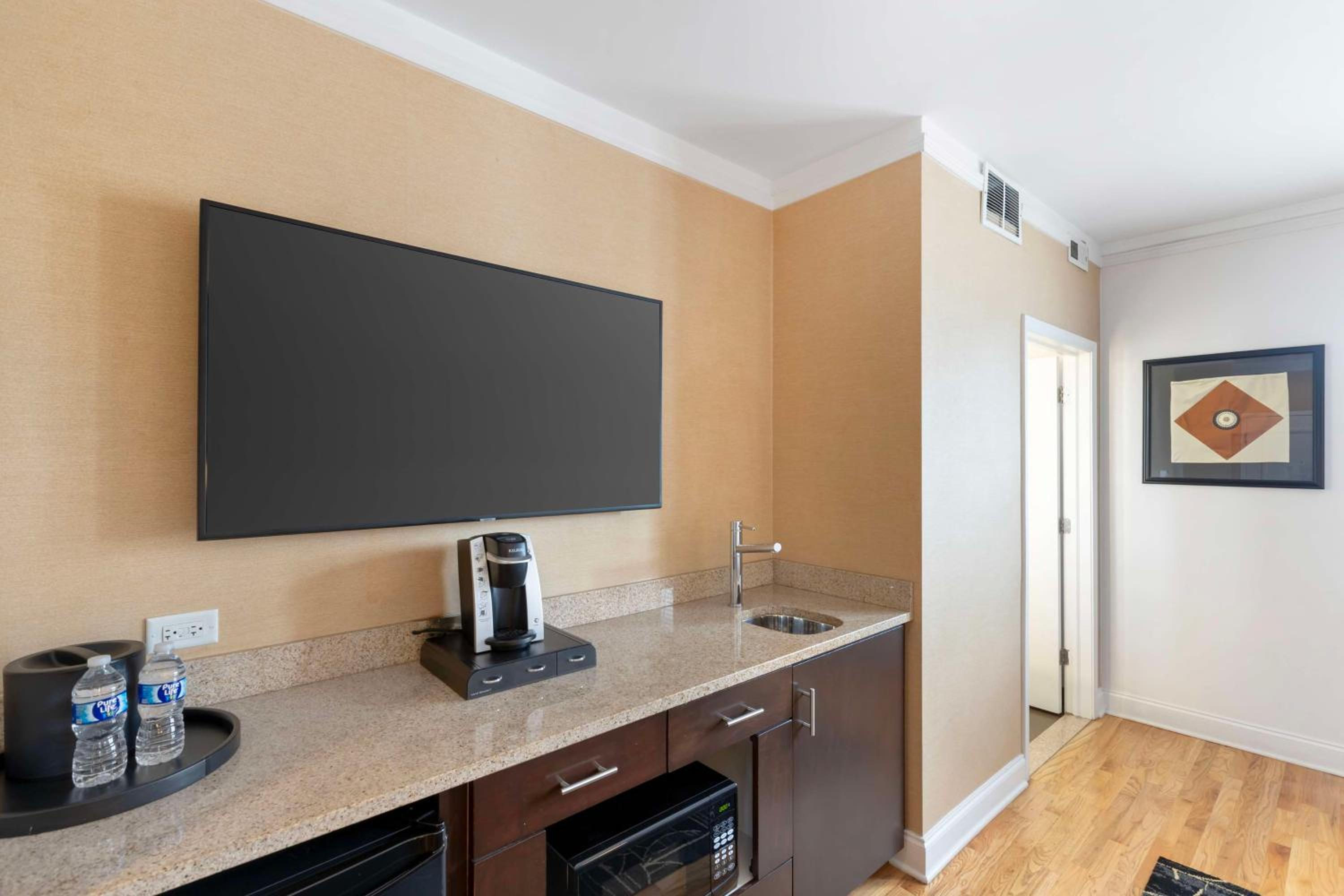 King Room with Street View - Non-Smoking - Photo 3
