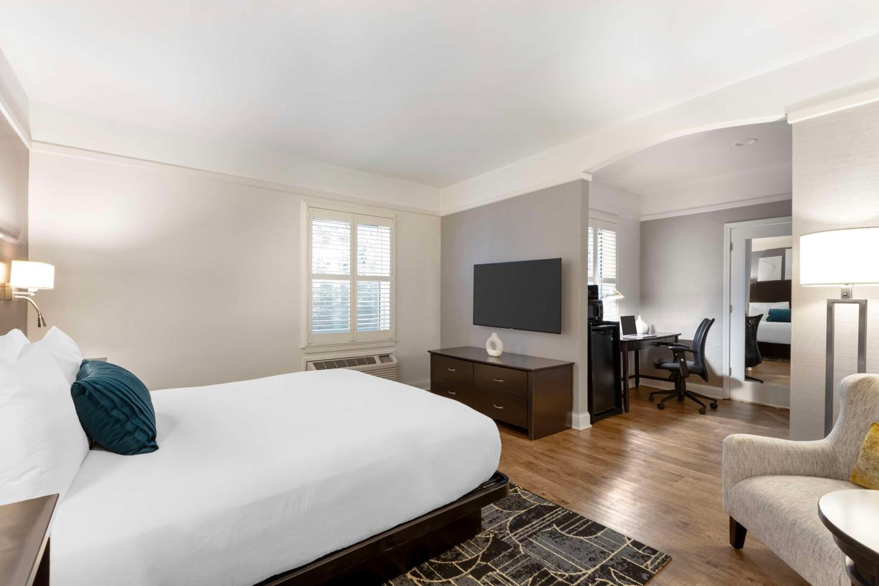 King Room with Roll-in Shower - Disability Access/Non-Smoking - Photo 4