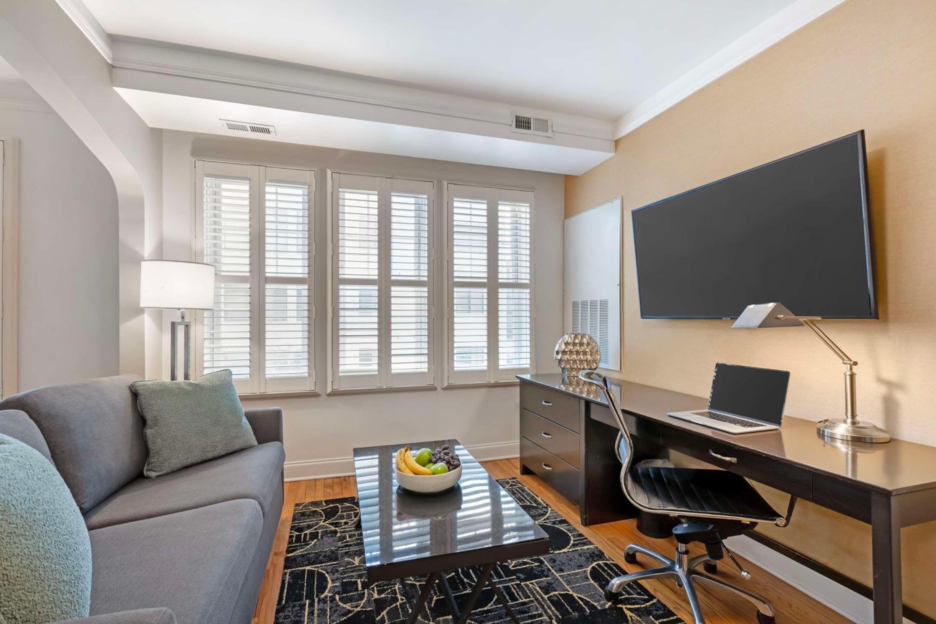 King Suite with Sofa Bed, Kitchenette and Living Area - Non-Smoking - Photo 3