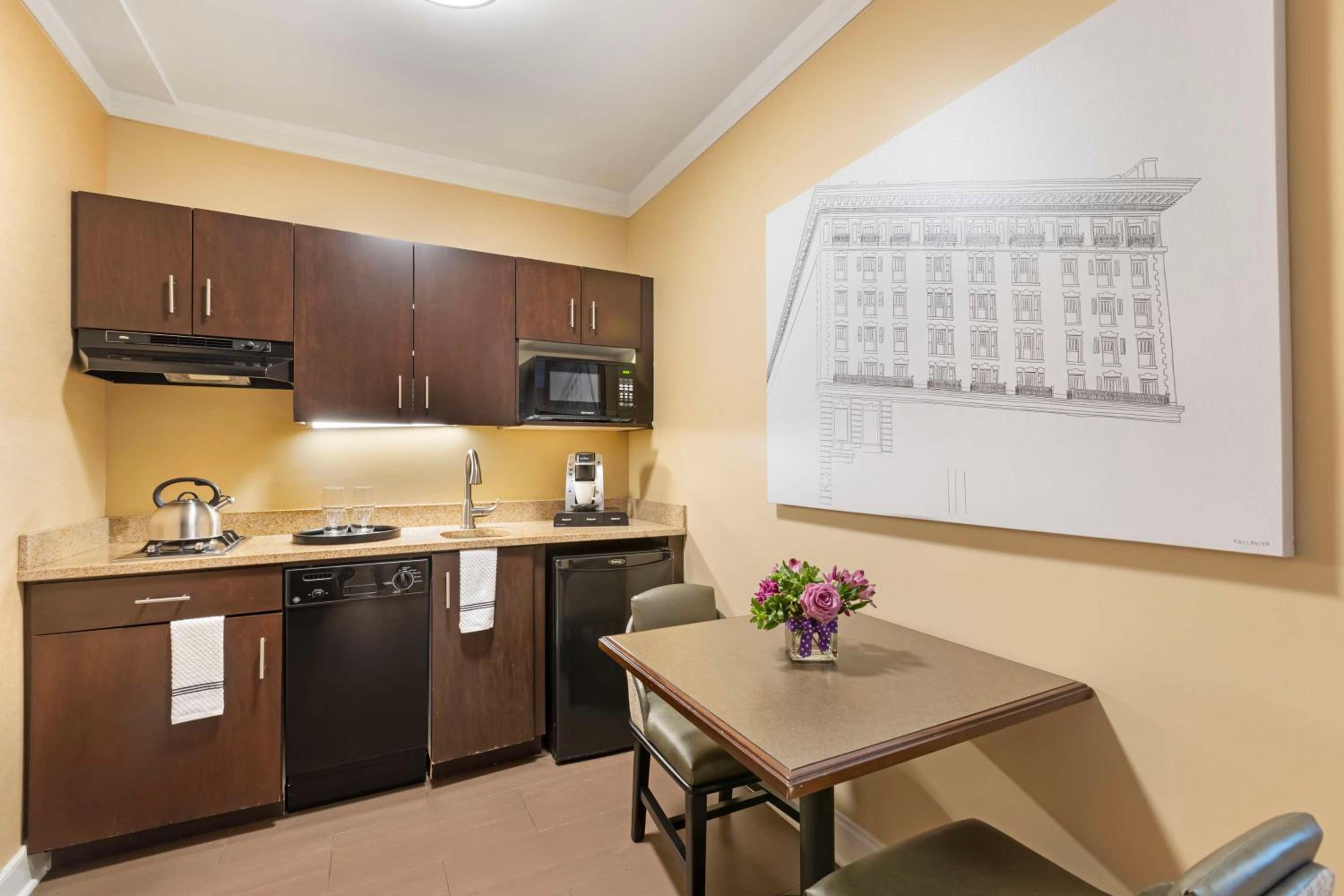 King Suite with Sofa Bed, Kitchenette and Living Area - Non-Smoking - Photo 5