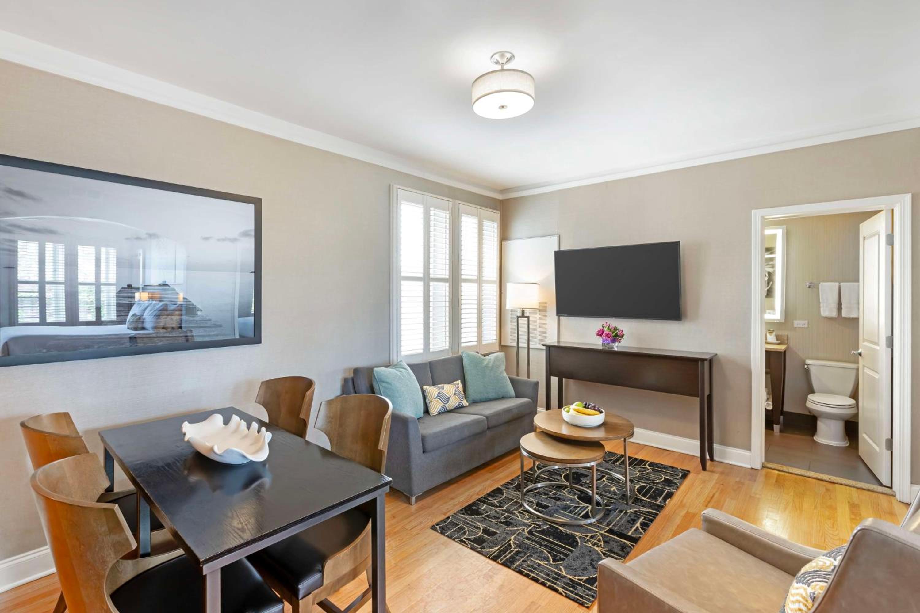 Two-Room King Suite with Two King Beds, Sofa Bed and Living Area - Non-Smoking - Photo 4