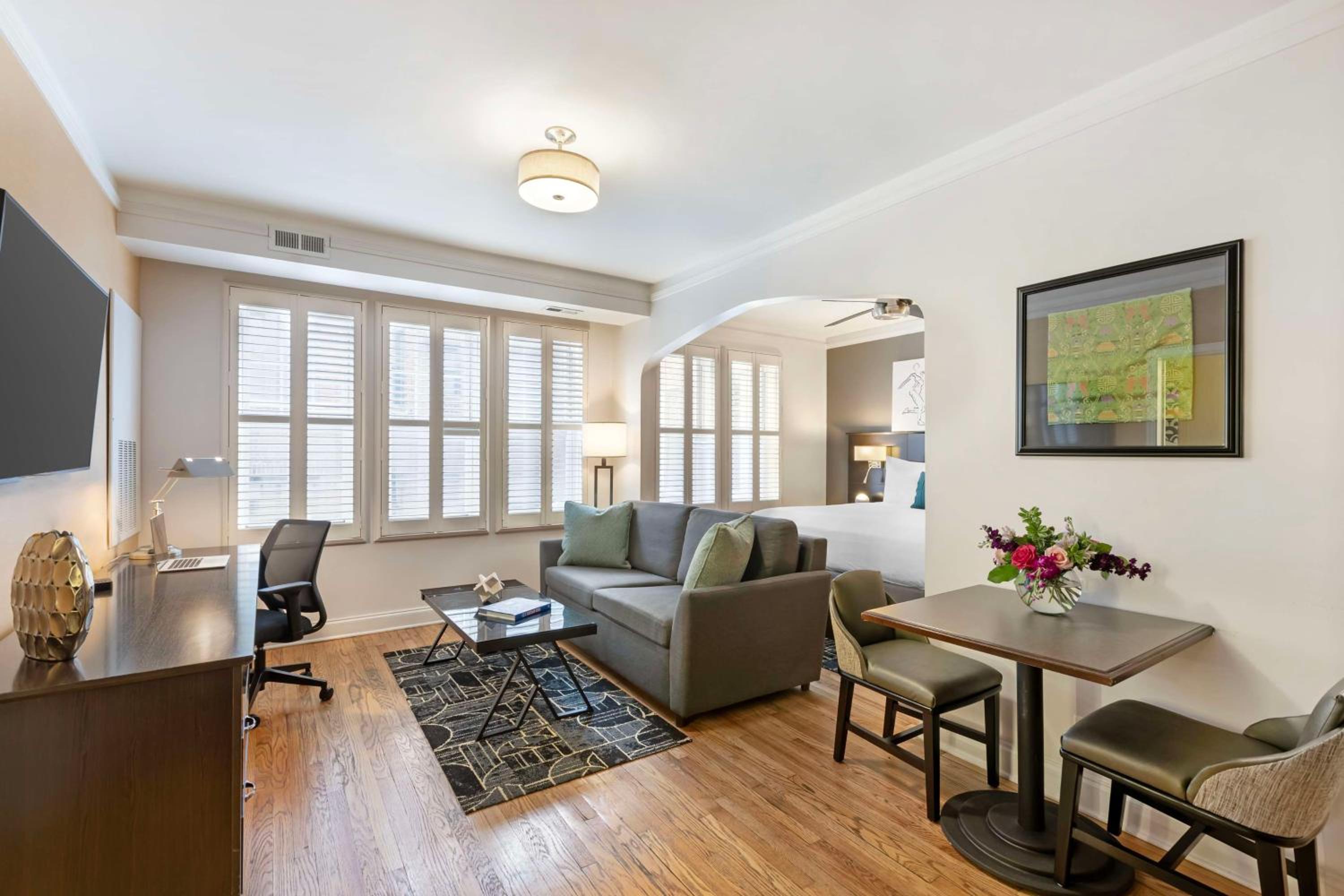 King Suite with Sofa Bed, Kitchenette and Street View - Annex Building/Non-Smoking