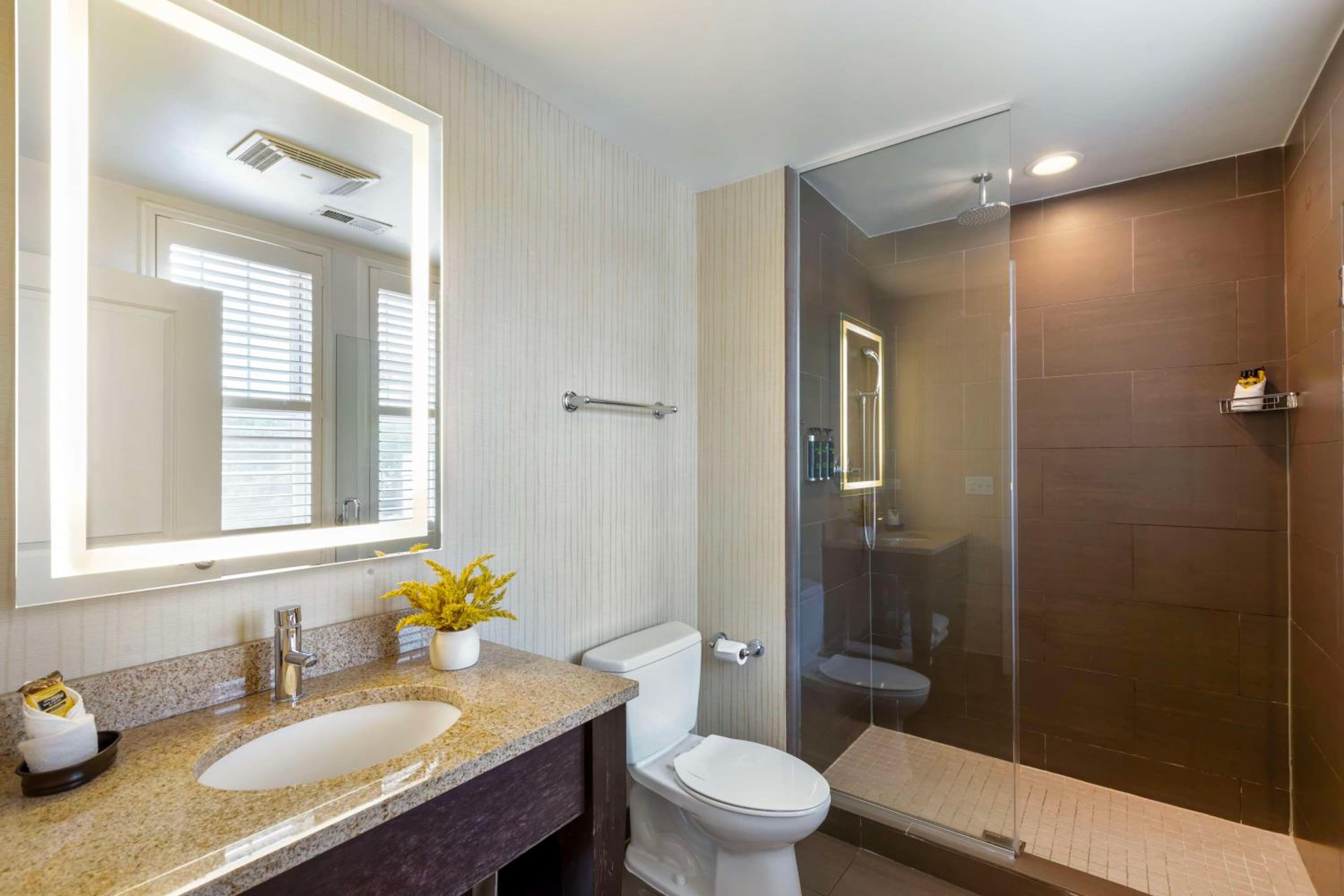 King Room with Street View - Non-Smoking - Photo 2