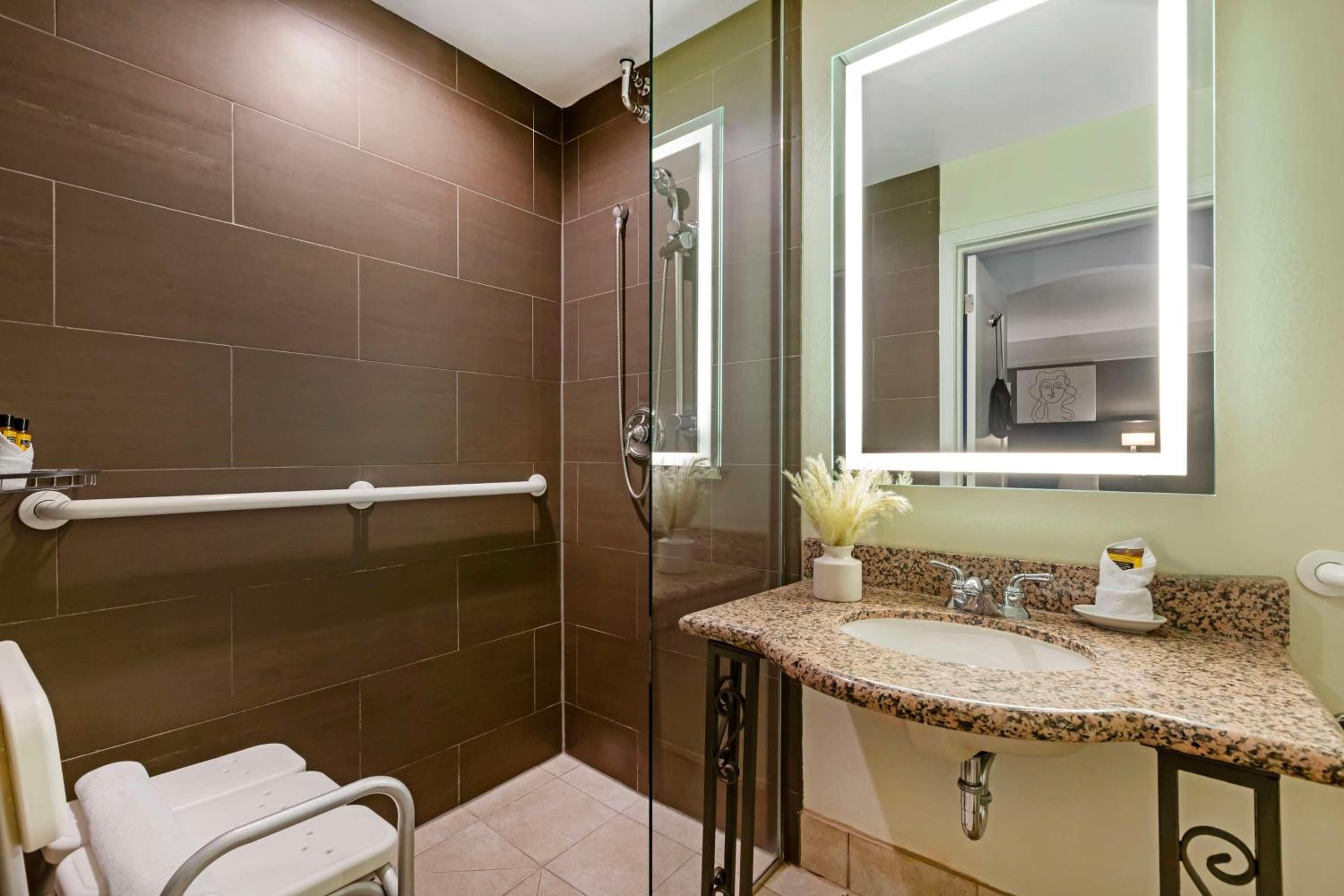 King Room with Roll-in Shower - Disability Access/Non-Smoking - Photo 2