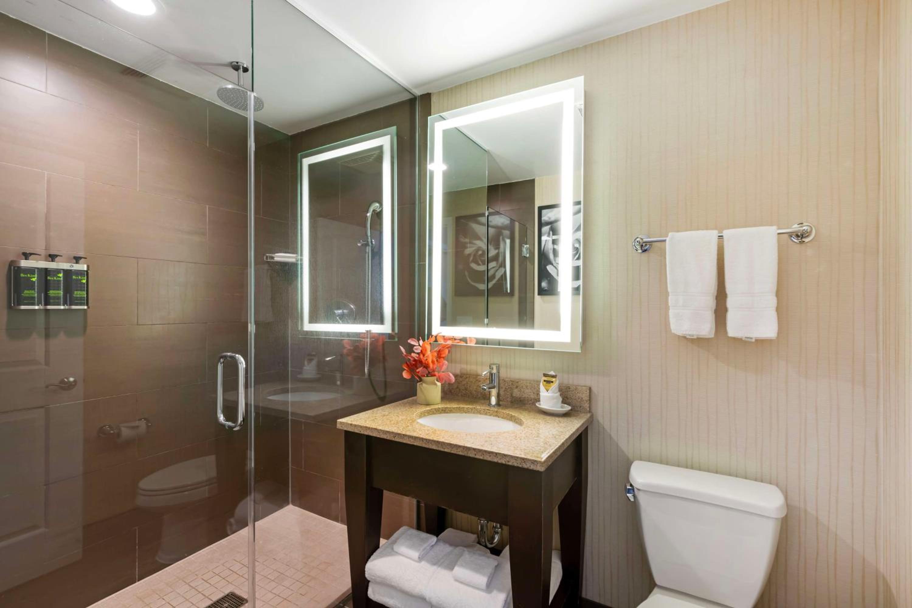 Two-Room King Suite with Two King Beds, Sofa Bed and Living Area - Non-Smoking - Photo 2