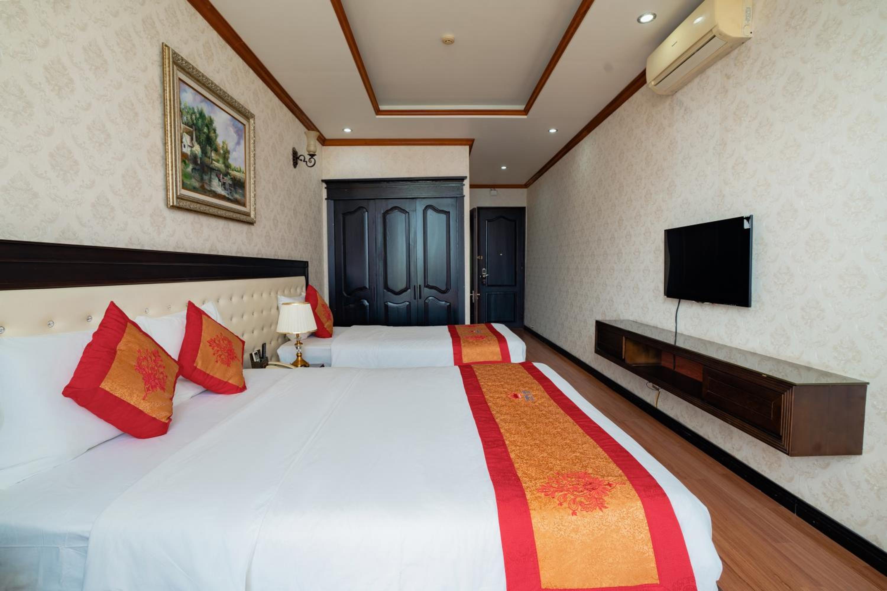 Twin Room with City View - Photo 4