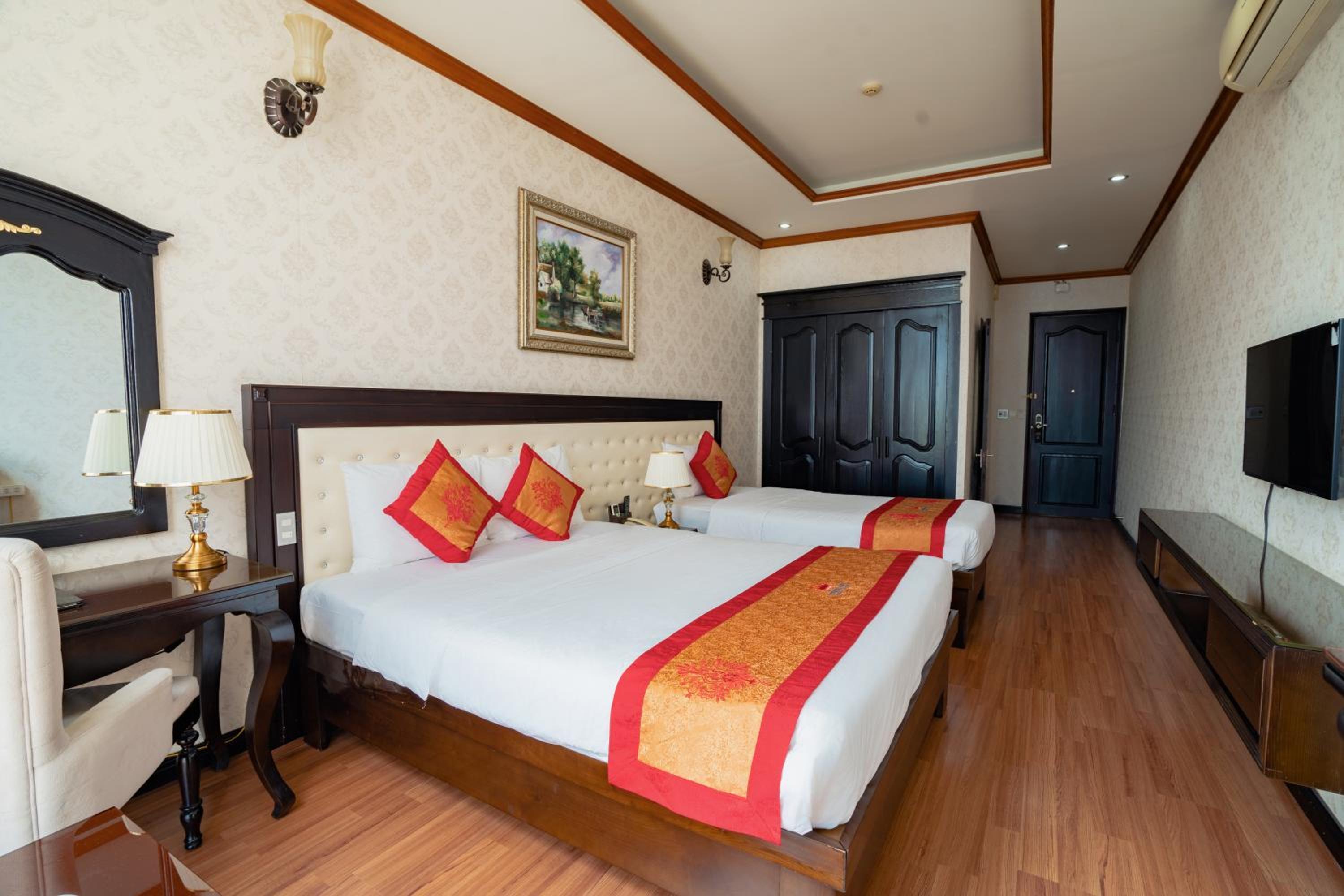 Twin Room with City View - Photo 5