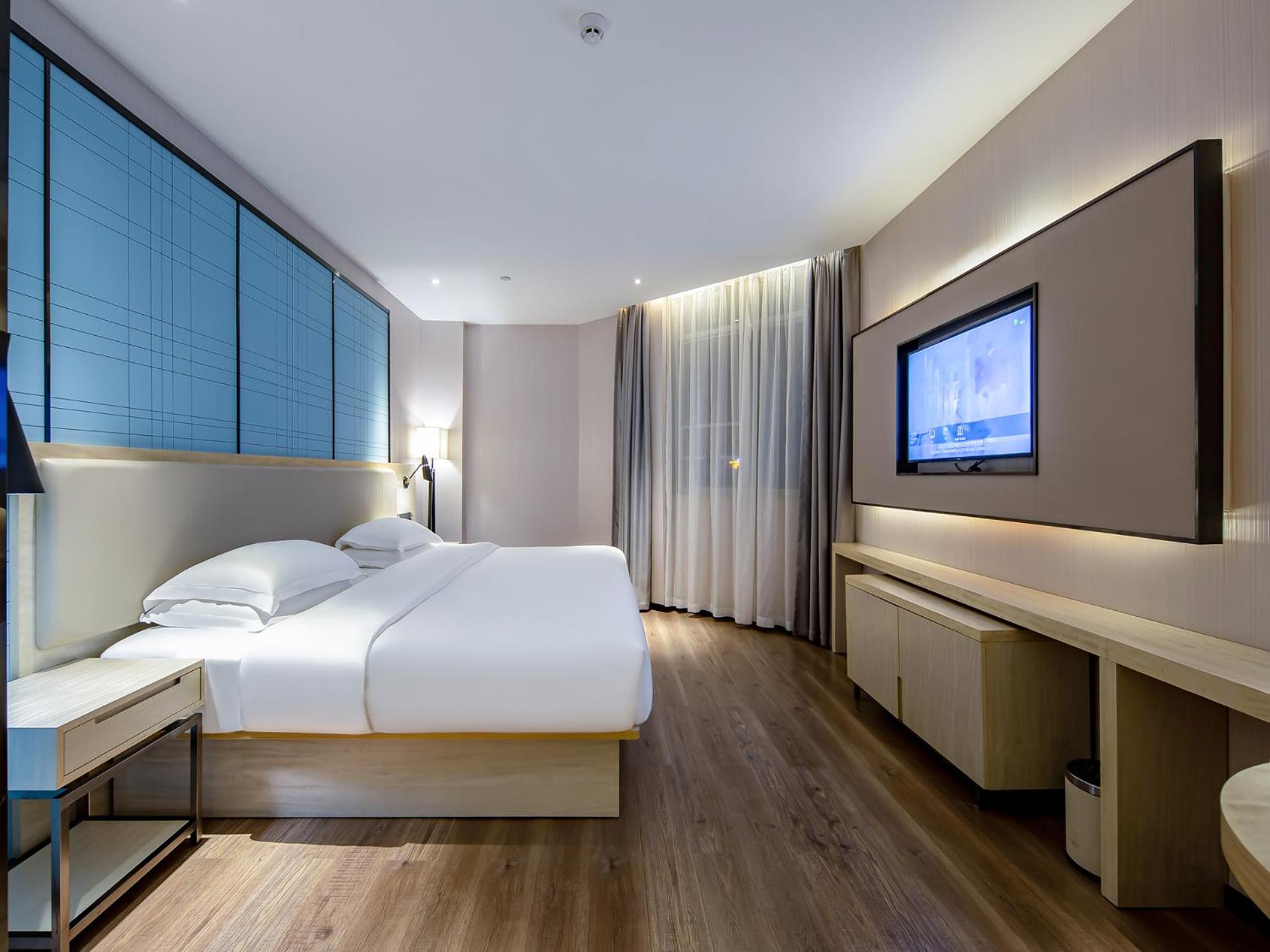 Deluxe Queen Room