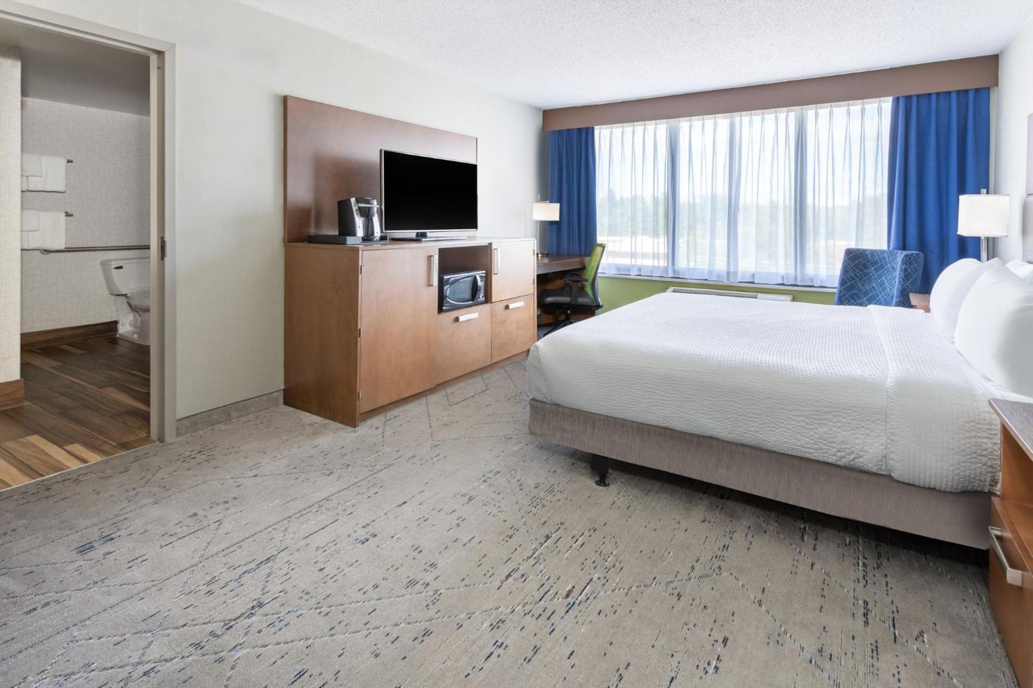 Standard King Room - Non-Smoking  - Photo 2