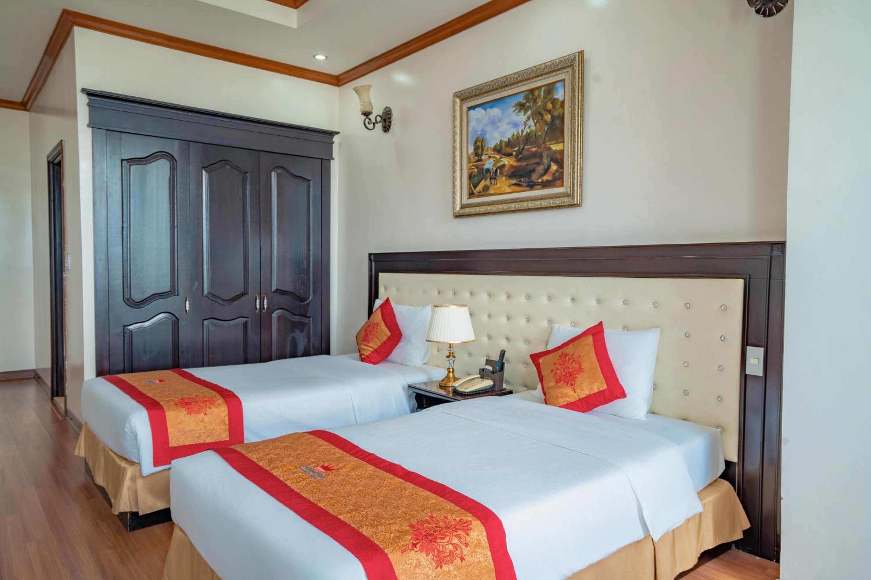 Superior Twin Room with City View - Photo 4