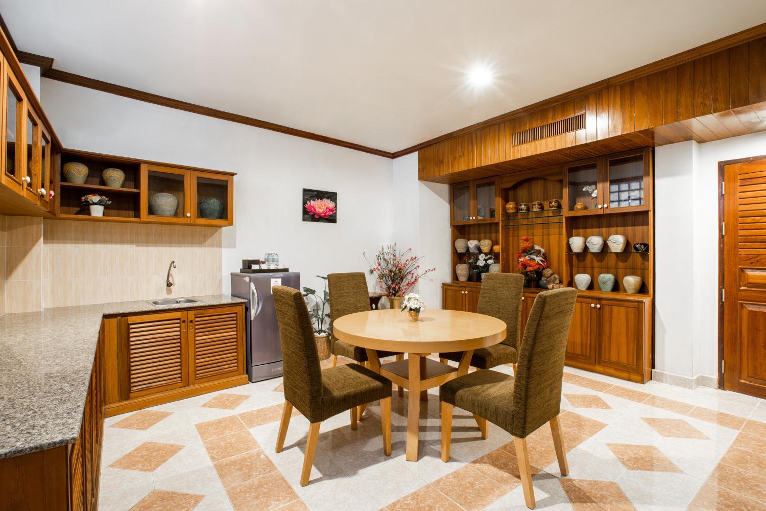 Suite - Photo 3
