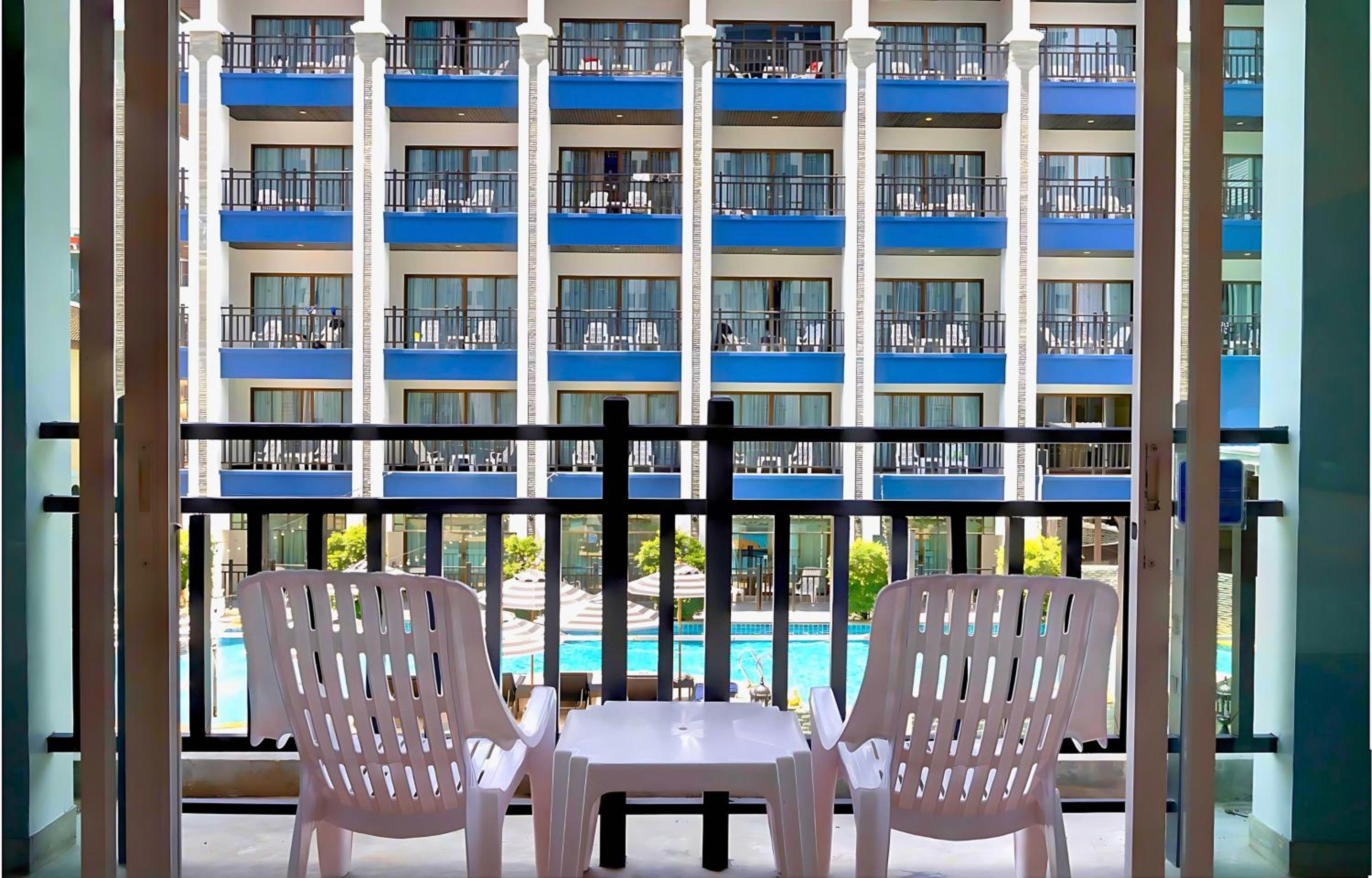 Deluxe Renovated Pool View - Photo 4