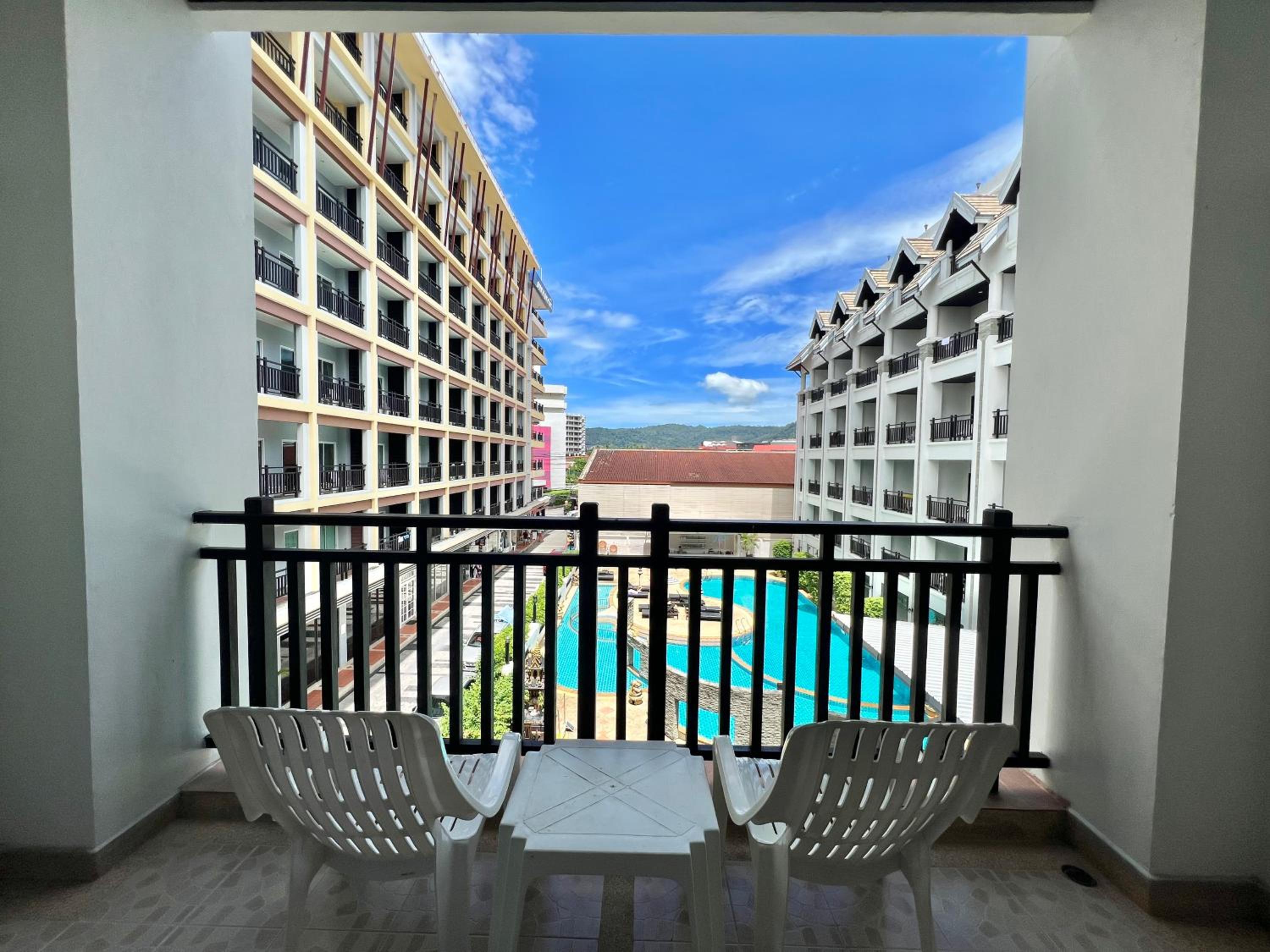 Deluxe Pool View - Photo 3