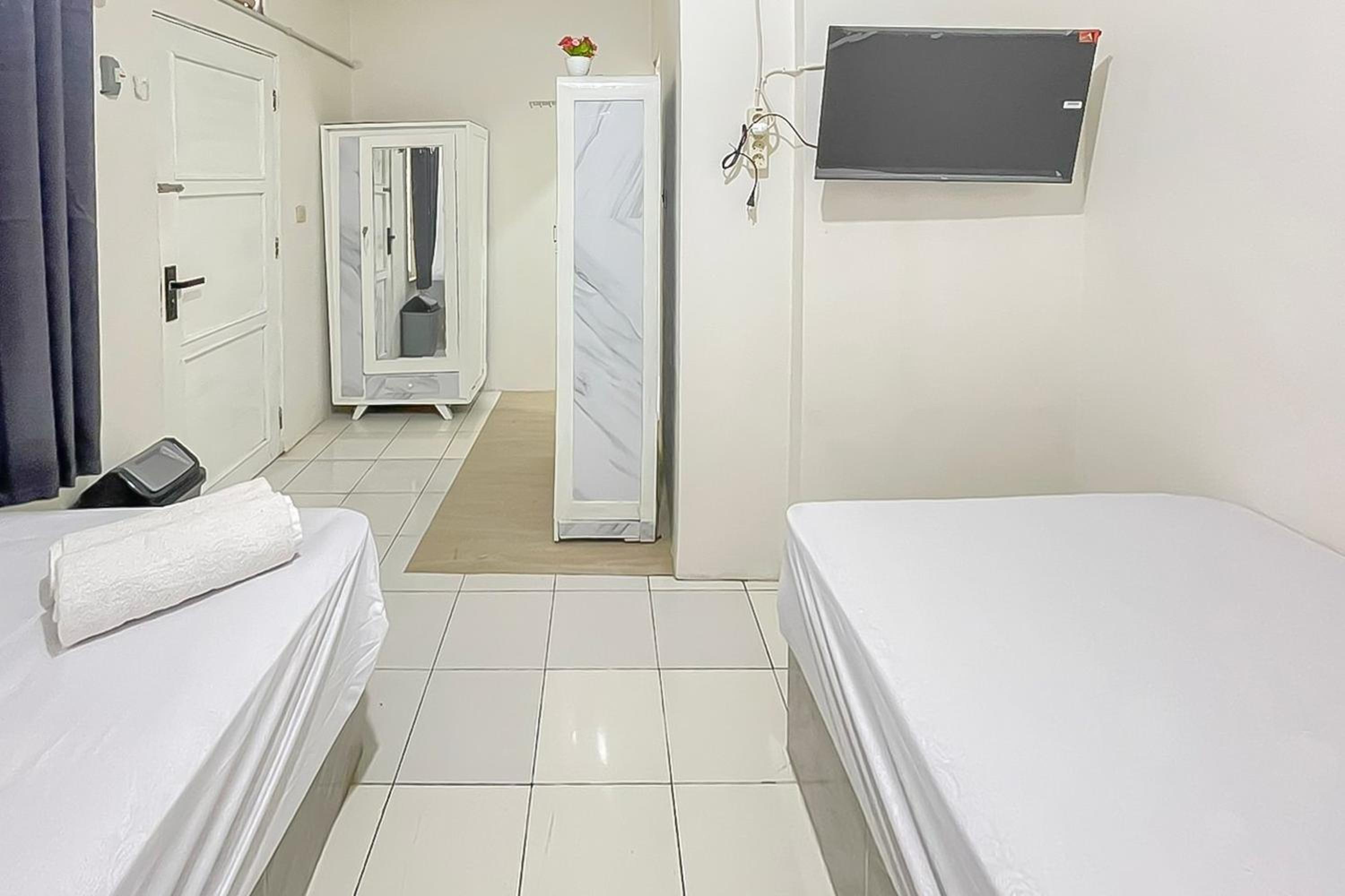 Standard Twin Room - Photo 2