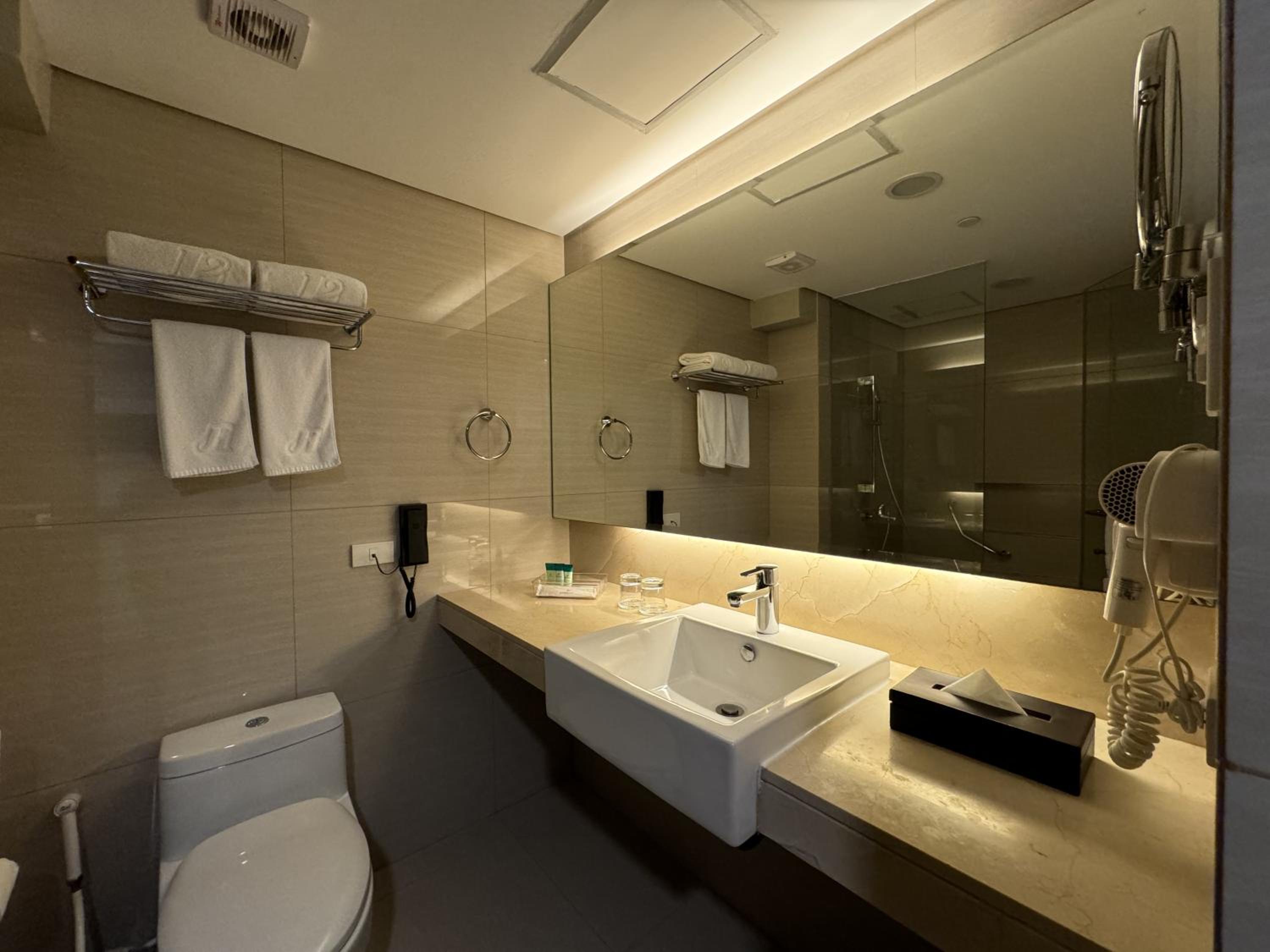 Business Twin Room - Photo 3