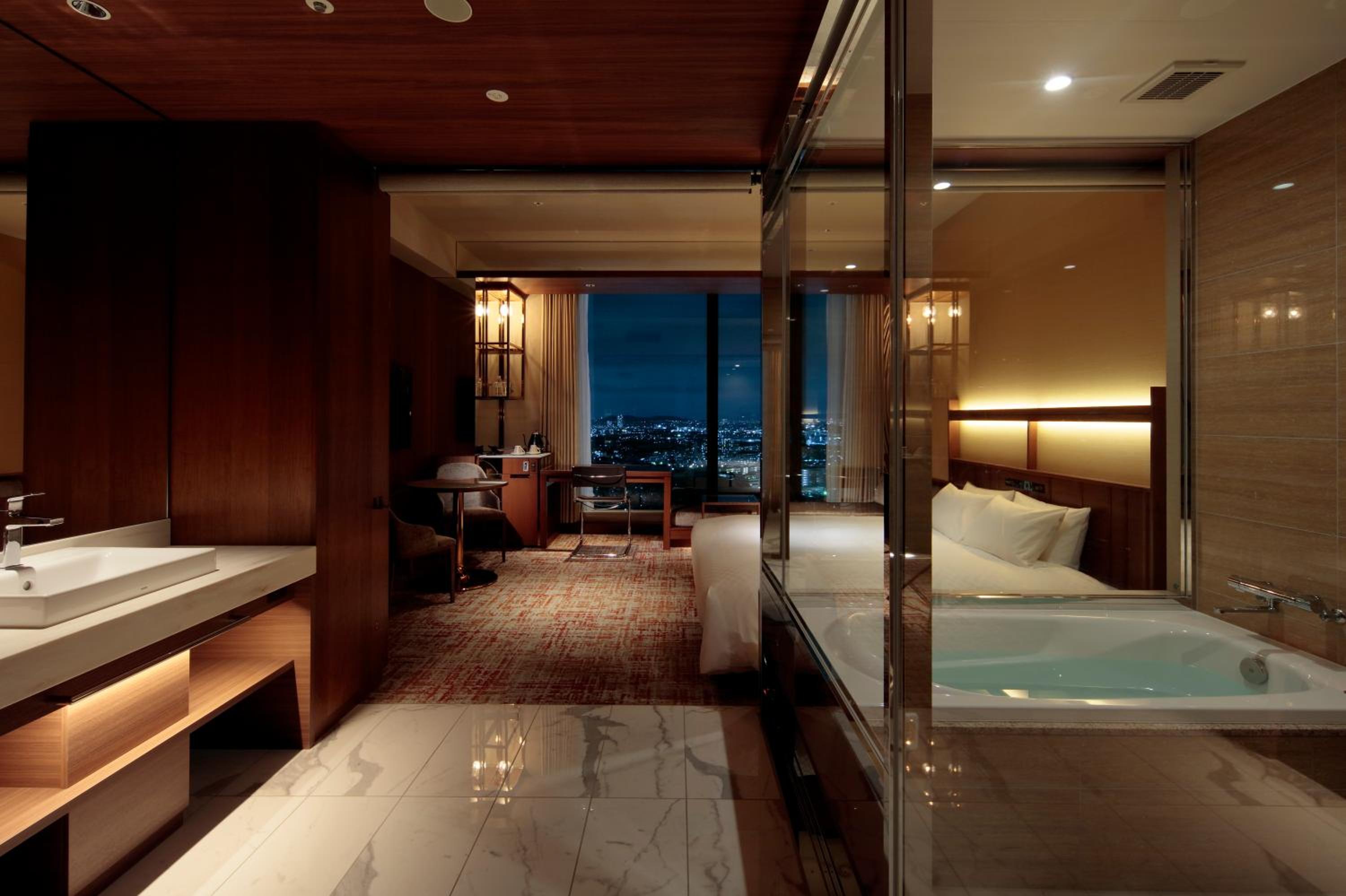 Premium King Room - Disability Access - Non-Smoking - Photo 4