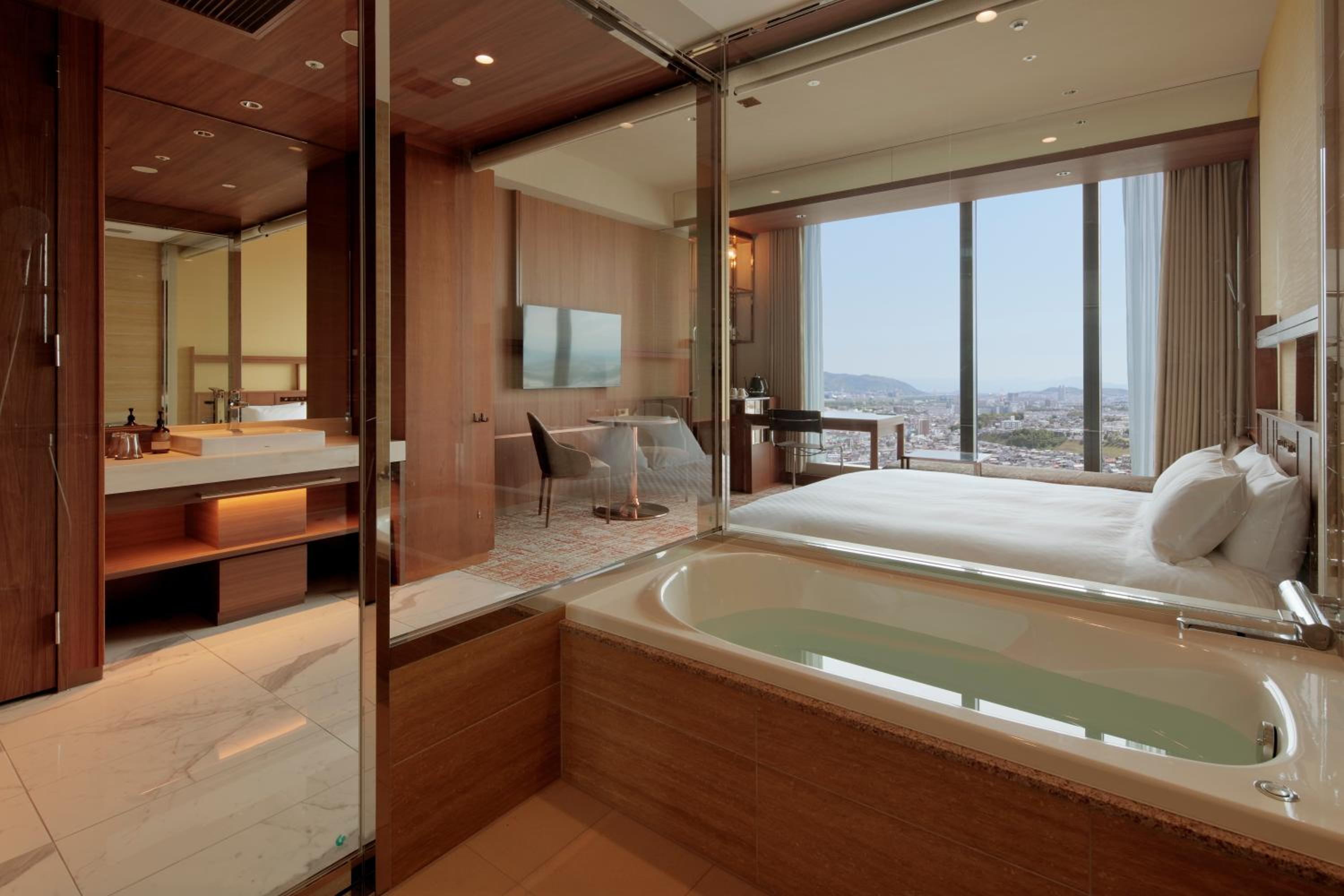 Premium King Room - Disability Access - Non-Smoking - Photo 5