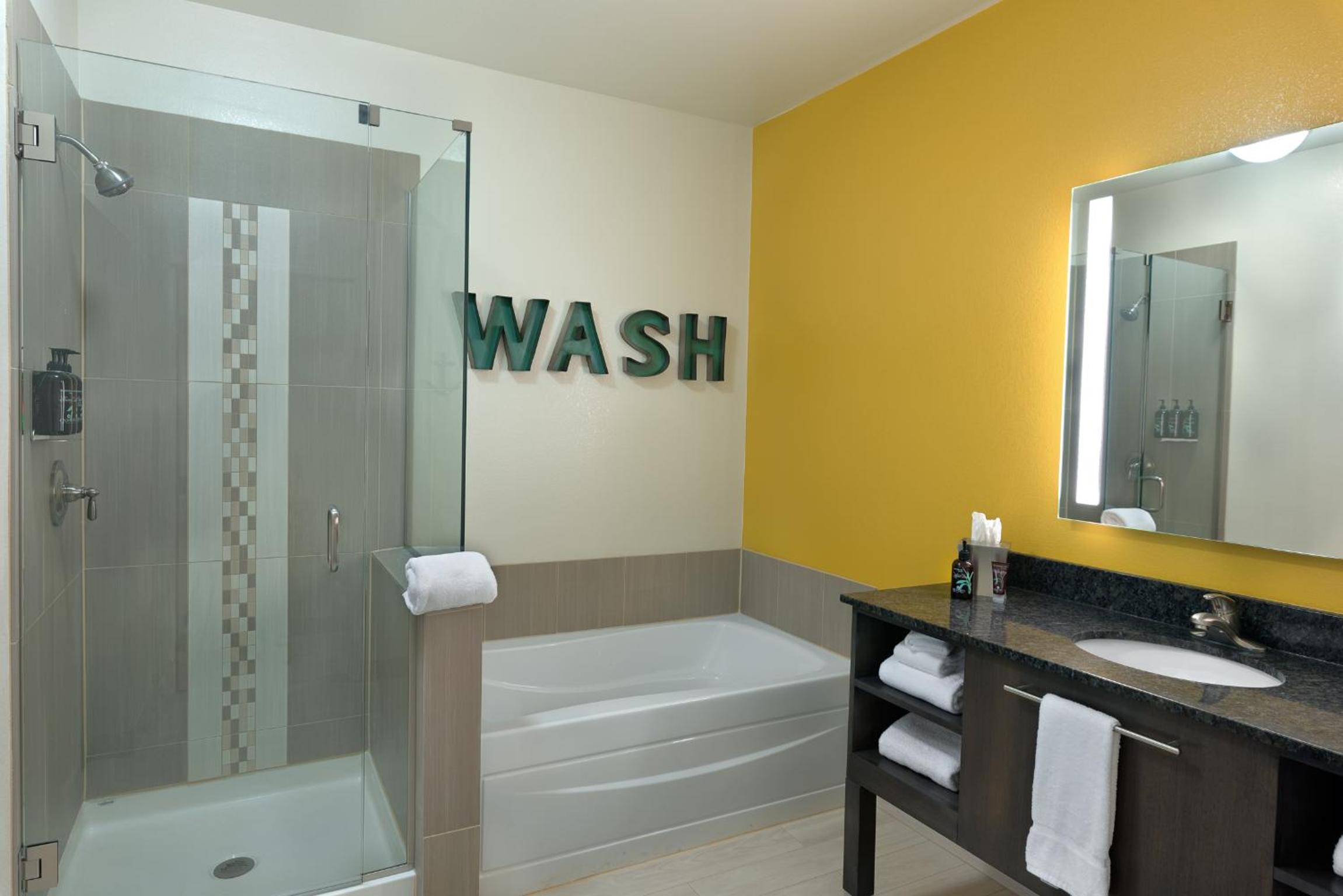 Two Room Family Suite 3 Queen 2 Bathroom photo 3