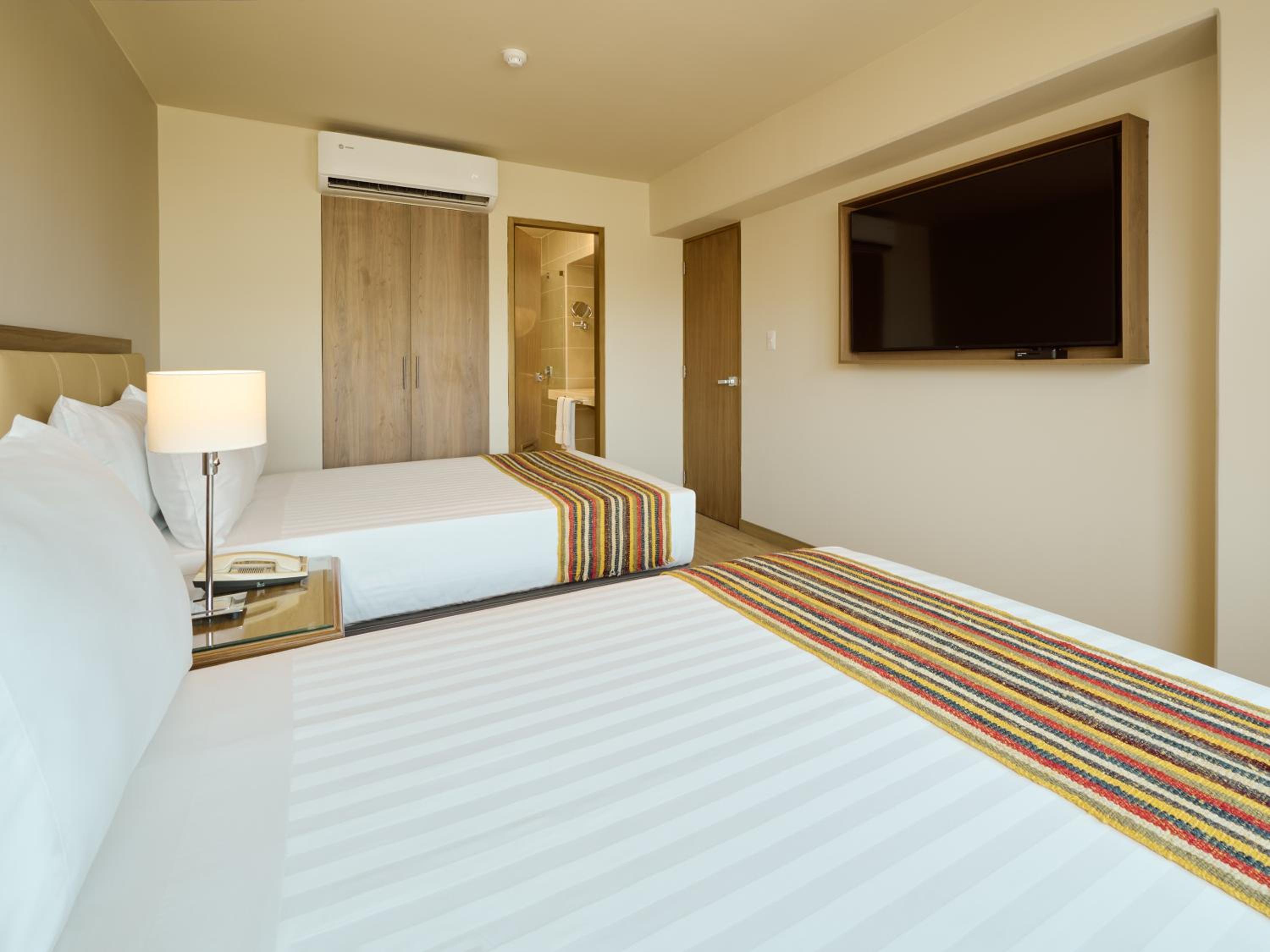 Suite - Photo 5