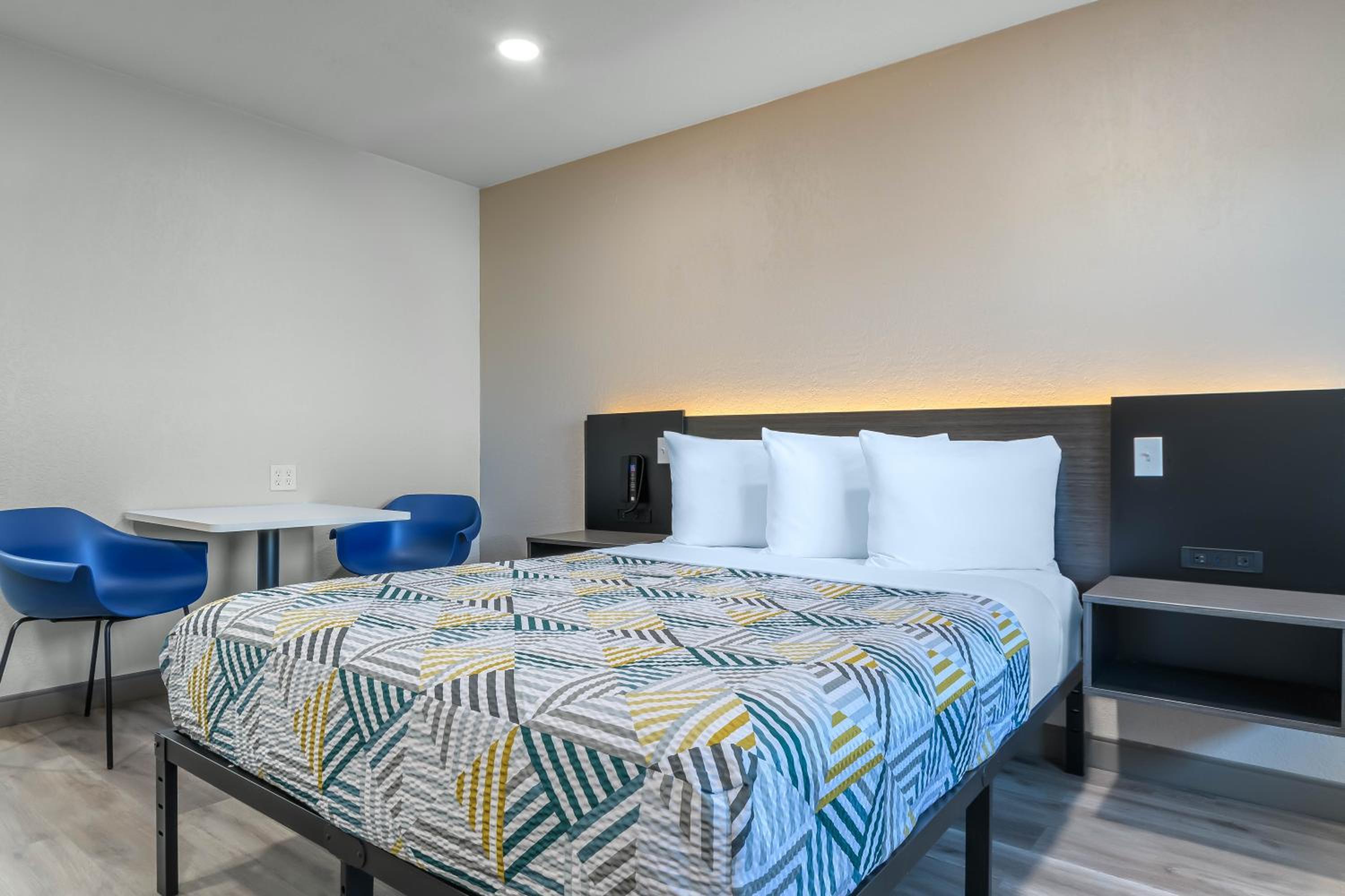 Queen Room - Disability Access - Roll in Shower