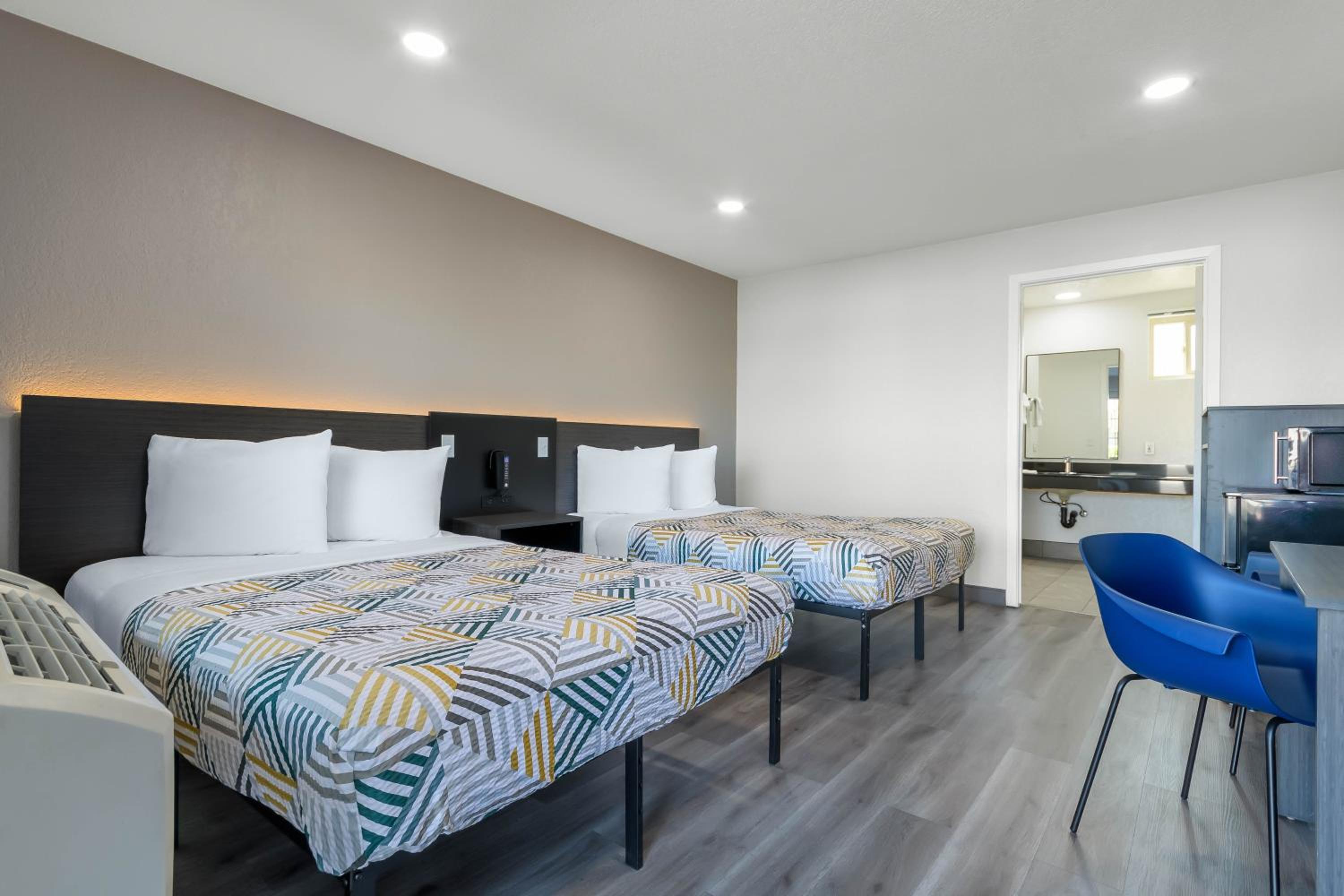 Standard Room- 2 Full Beds - Accessible - Roll In shower- Non-Smoking