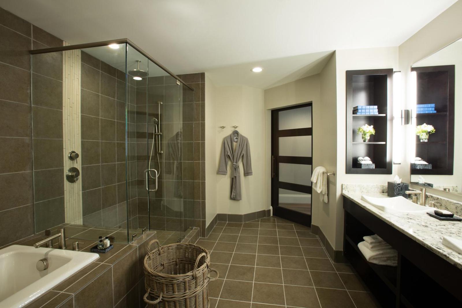 Signature One-Bedroom Suite photo 3