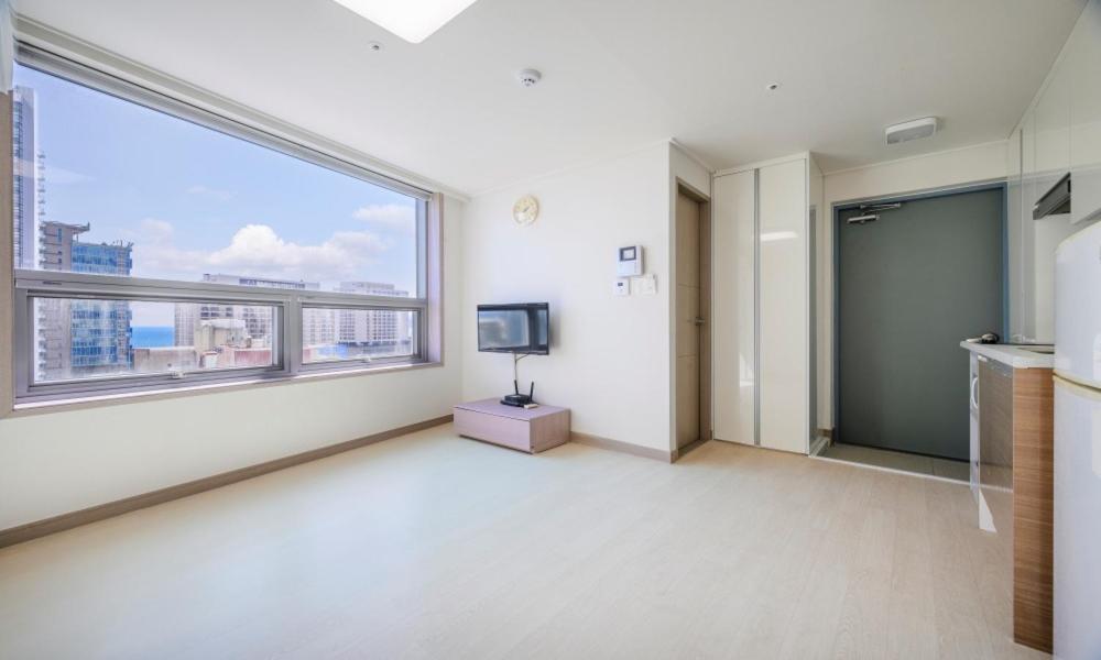 Family Room - Photo 2