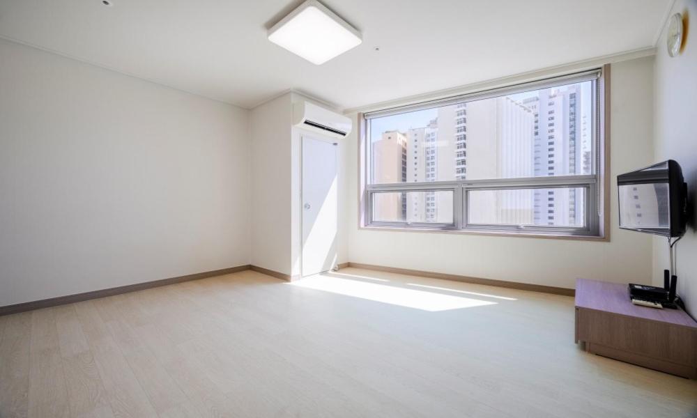 Family Room - Photo 3