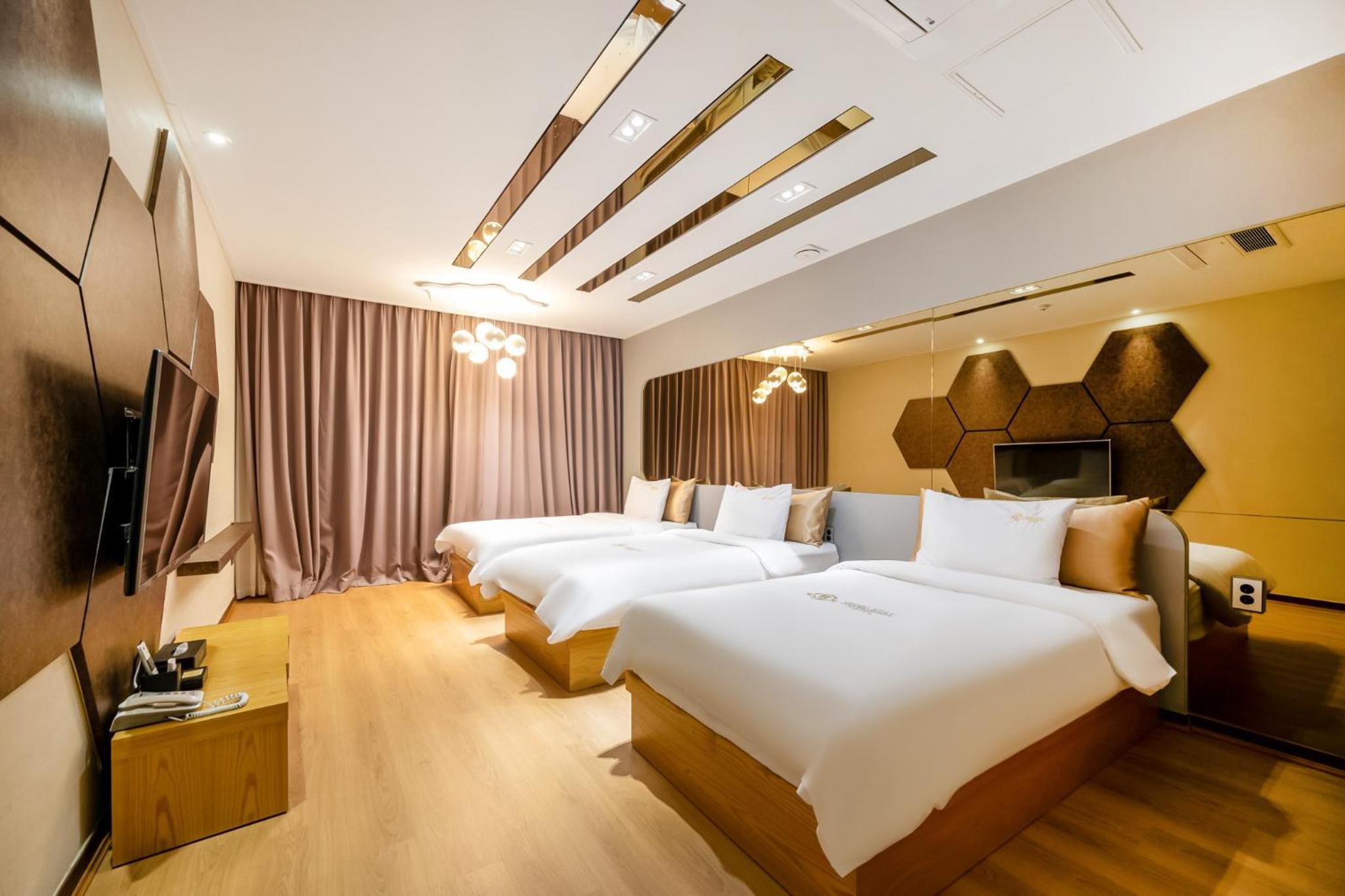 Deluxe Triple Room photo 2