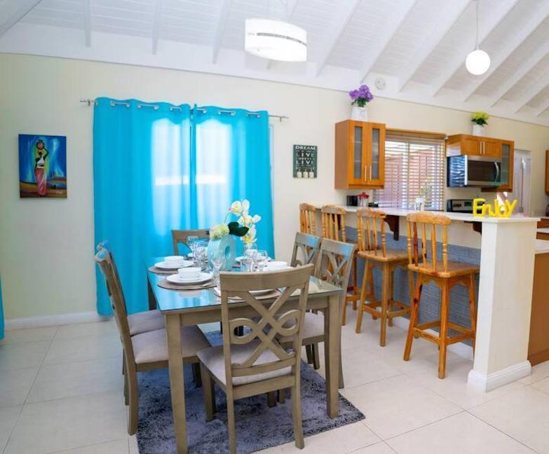 Three-Bedroom Villa photo 3