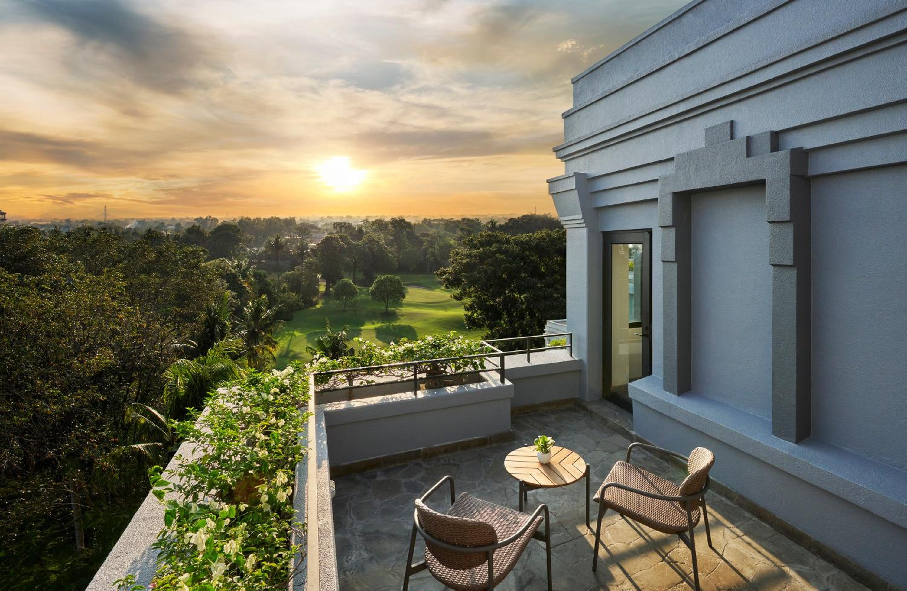 Premier King Room with Balcony and Golf View photo 2