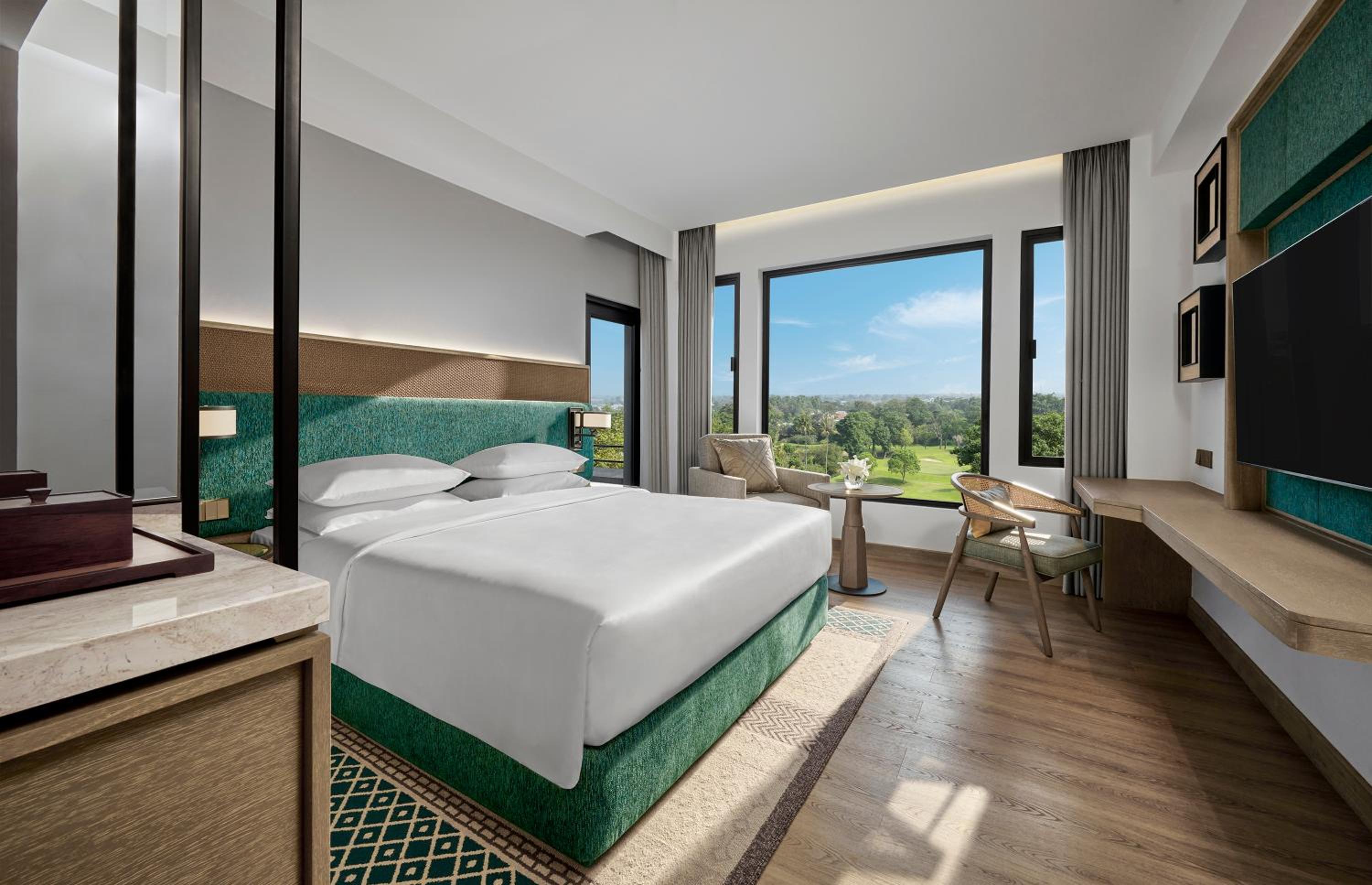 Premier King Room with Balcony  photo 1
