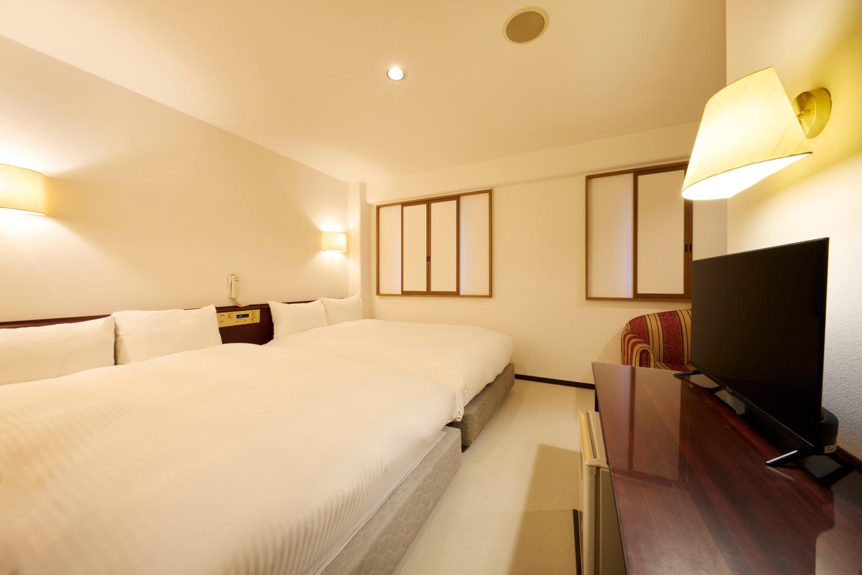 Deluxe Twin Room - Non-Smoking - Extra Bed Provided for Fifth Adult photo 1