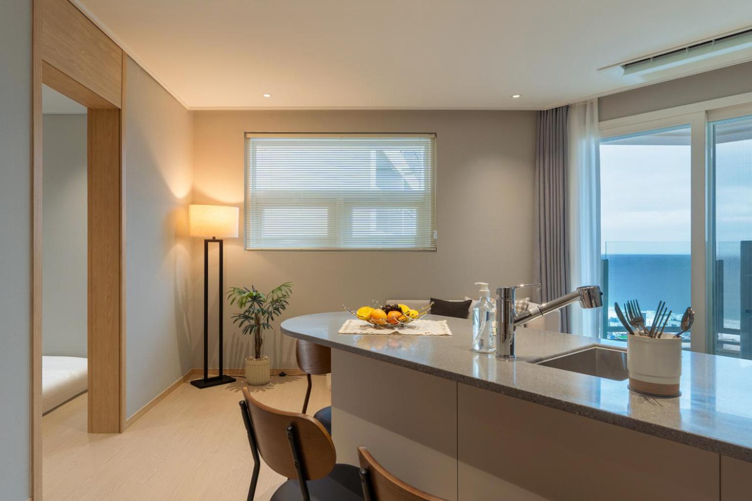 Family Two Room Ocean - Photo 13