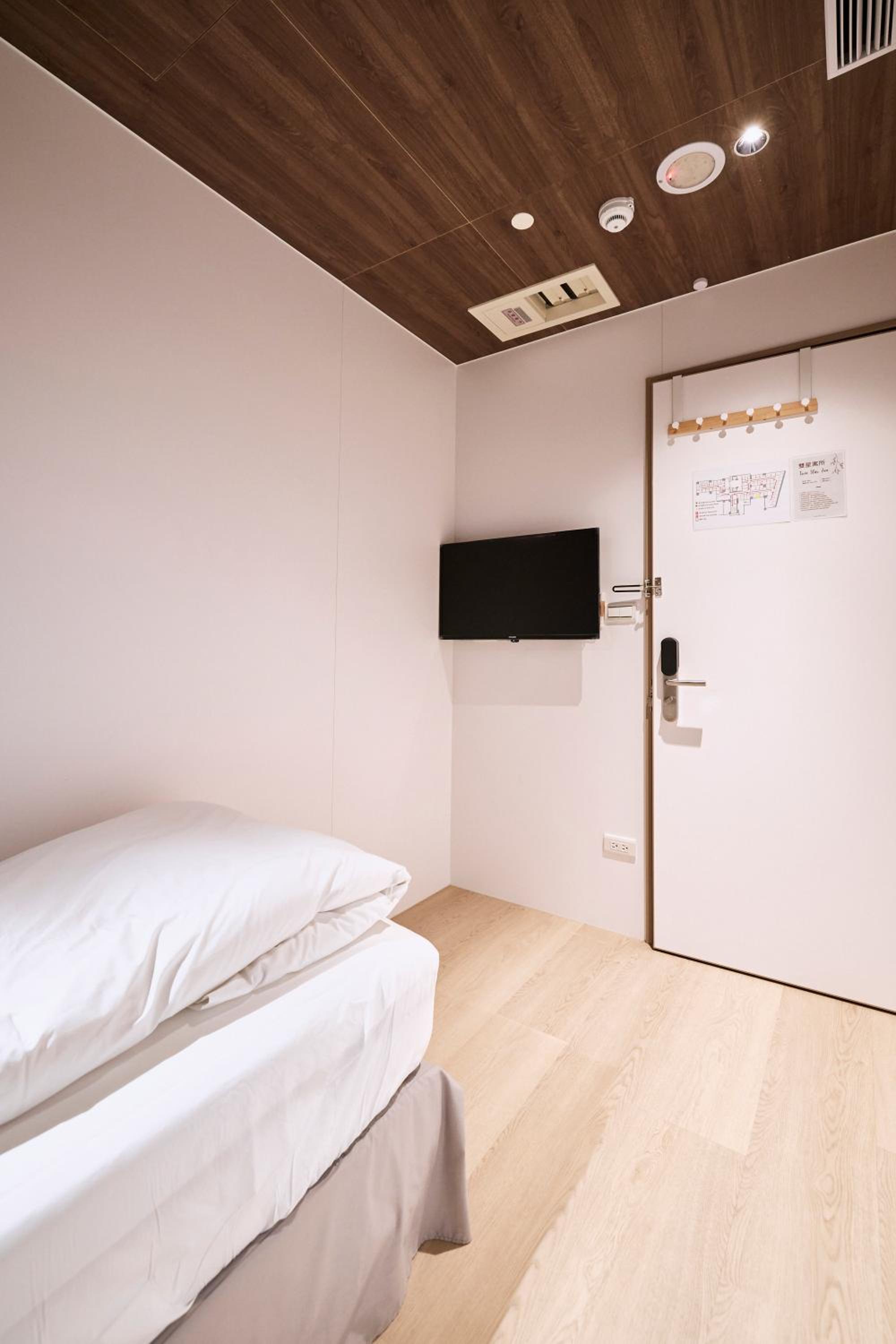 Deluxe Single Room with Shared Bathroom