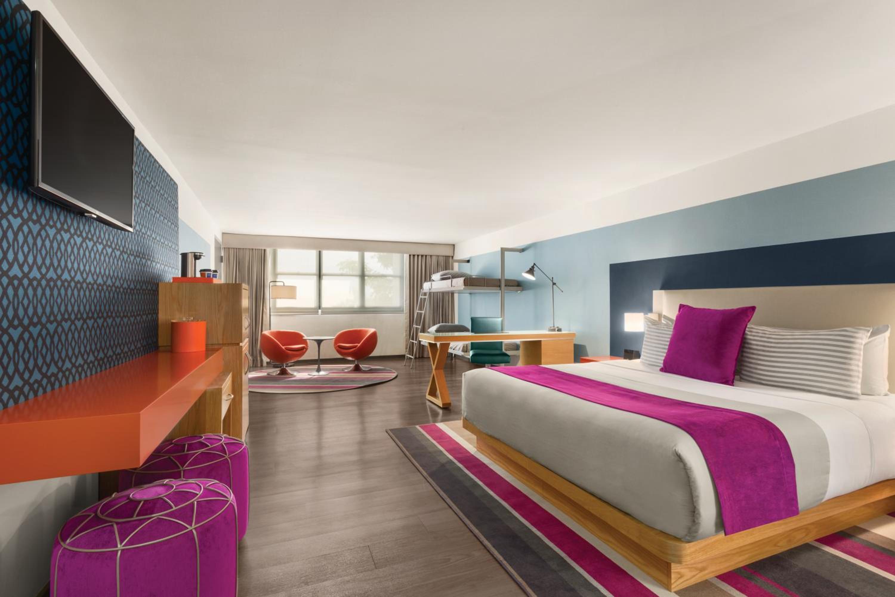 1 king bed, 2 bump beds, Family Suite - Photo 2