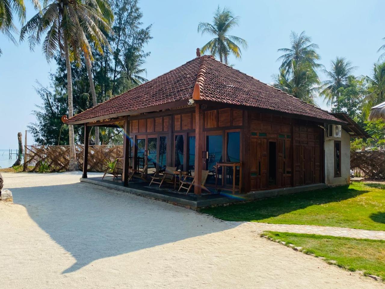 Family Room with Sea View photo 2