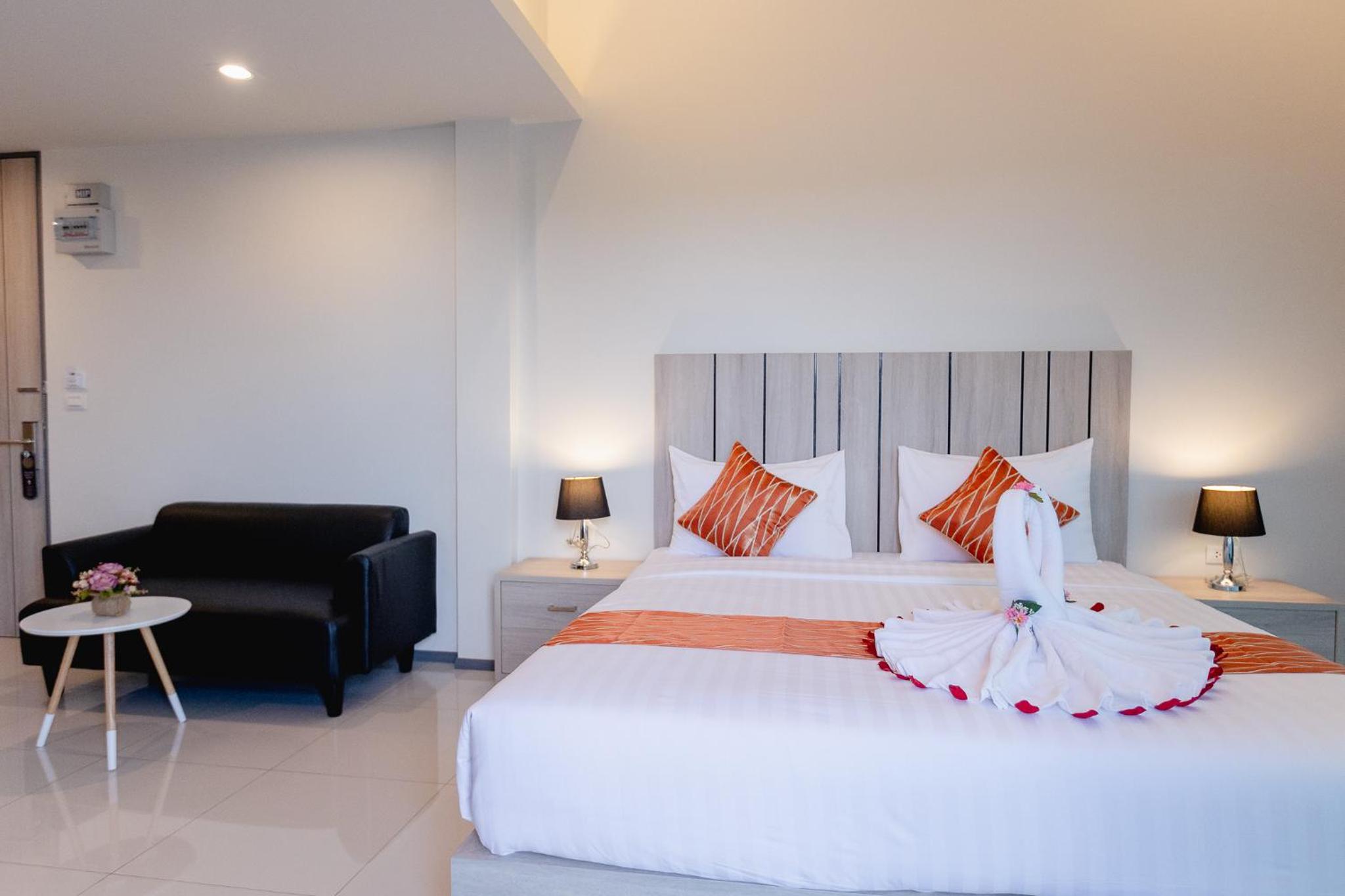 Deluxe King Room - Photo 13