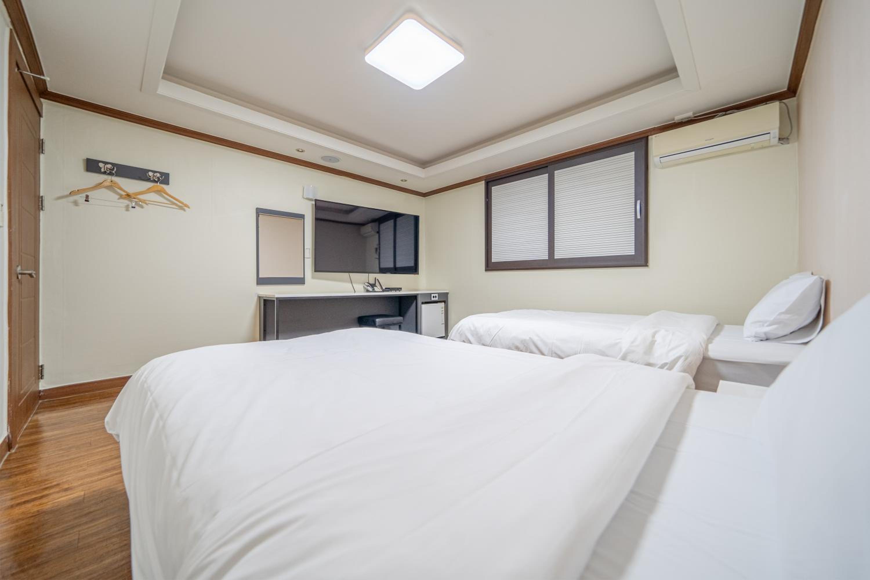 Standard Twin Room - Photo 5